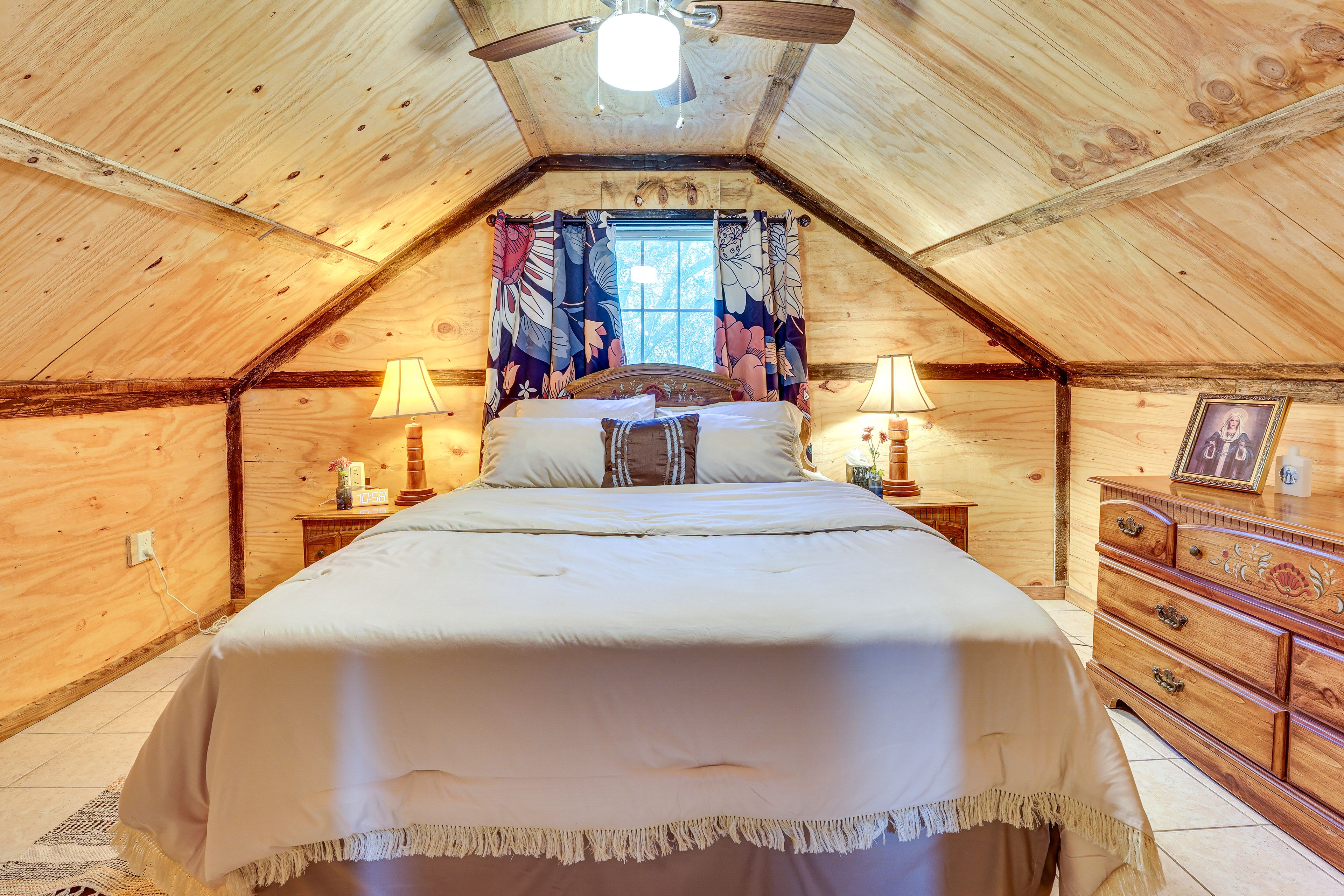 Bedroom | Queen Bed | 2nd Floor