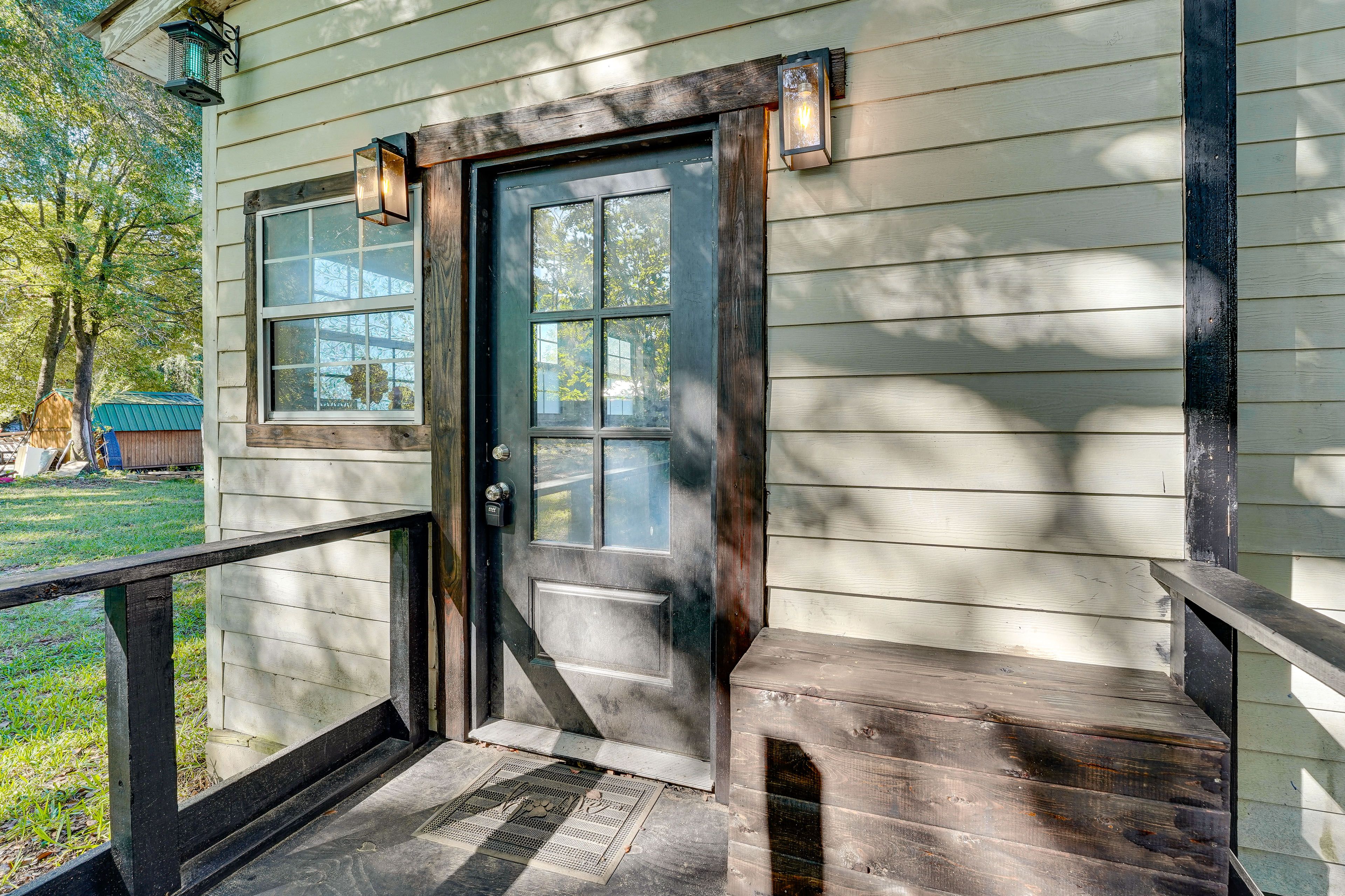 Front Deck | Gas Grill | Entry
