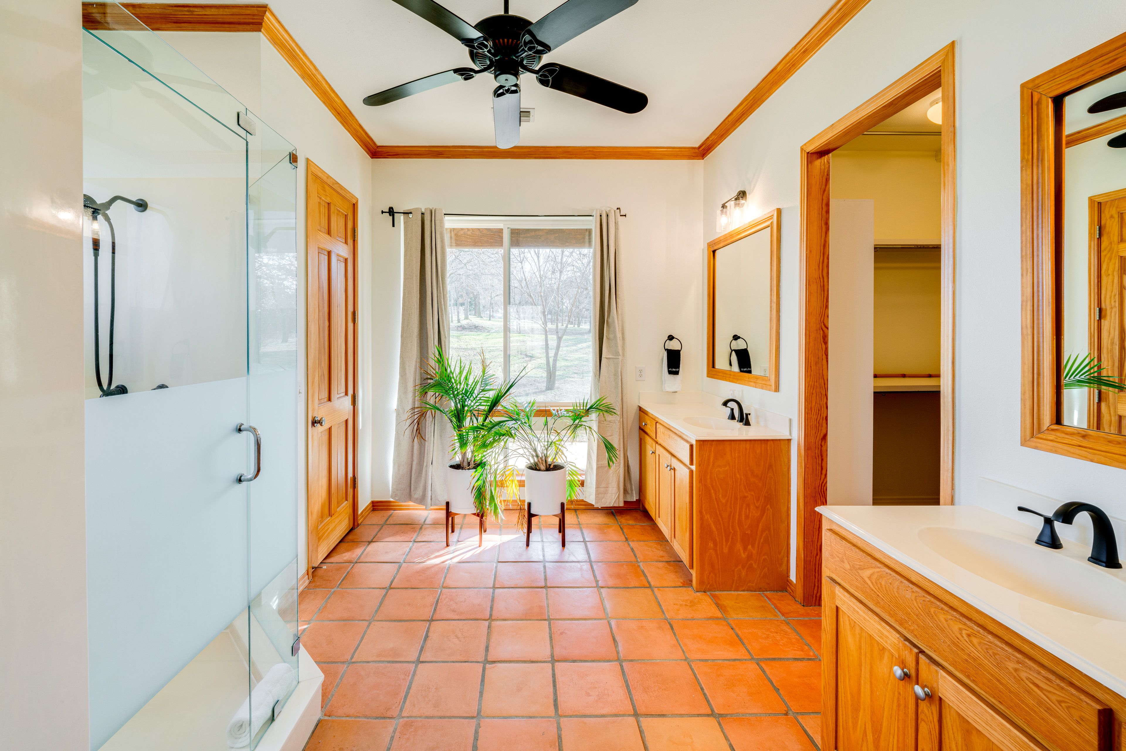 En-Suite Bathroom | 1st Floor | Walk-In Closet | Towels Provided