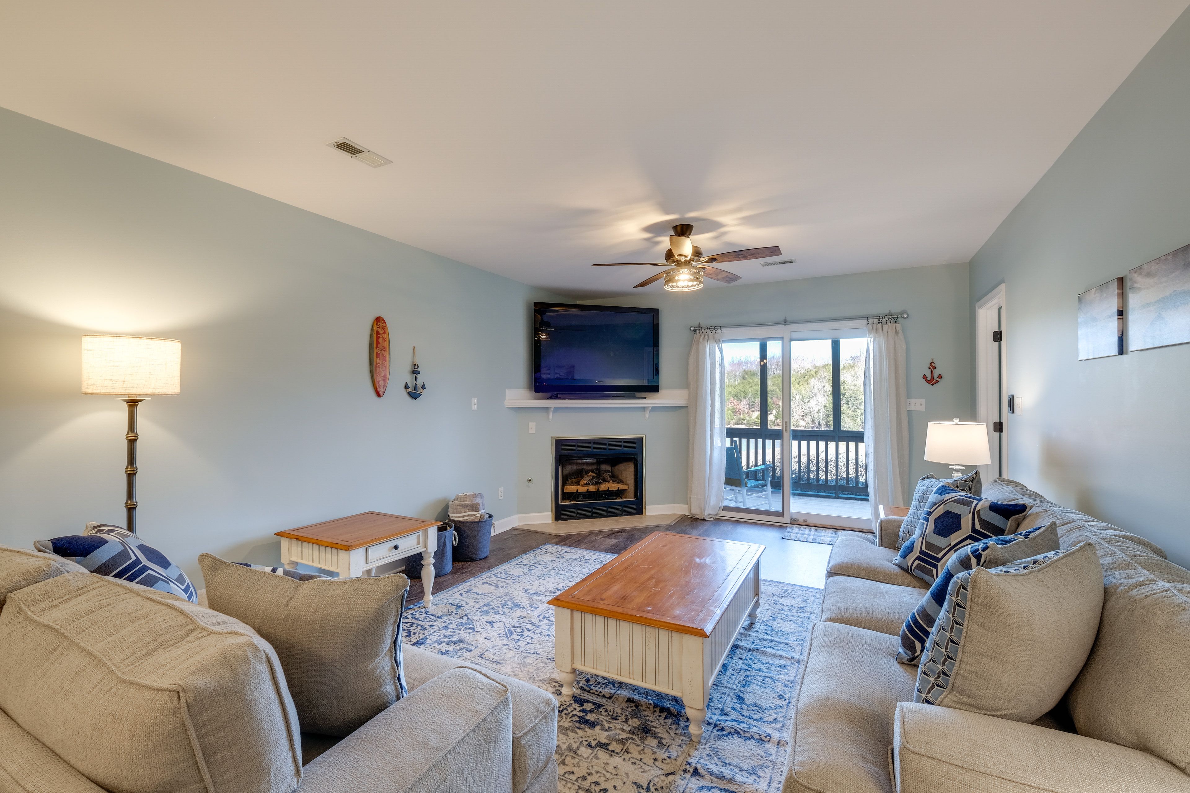 Living Room | Central A/C & Heating | Free WiFi | Gas Fireplace | Sleeper Sofa