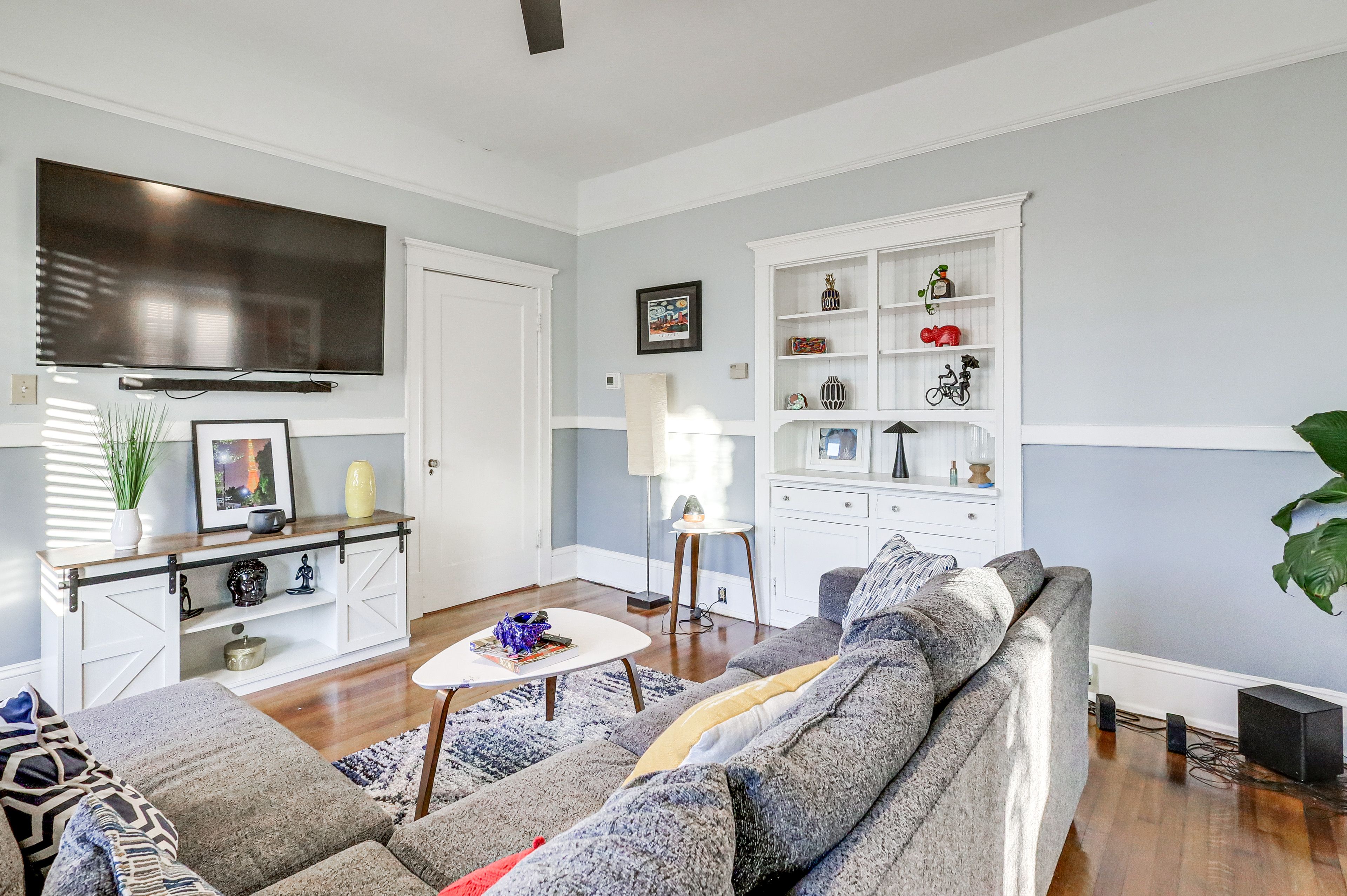 Living Room | 1st Floor | Smart TV | Central Heating & A/C | Free WiFi