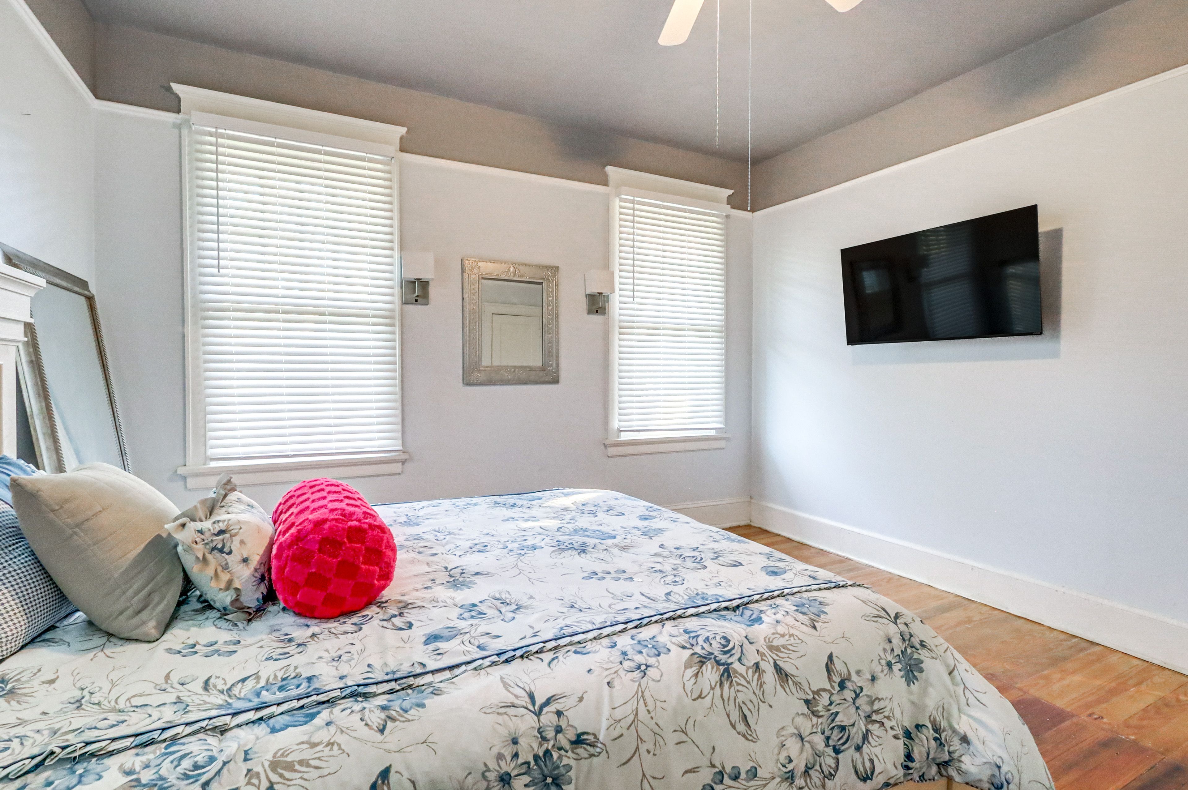 Bedroom 1 | 1st Floor | Queen Bed | Linens Provided | Smart TV