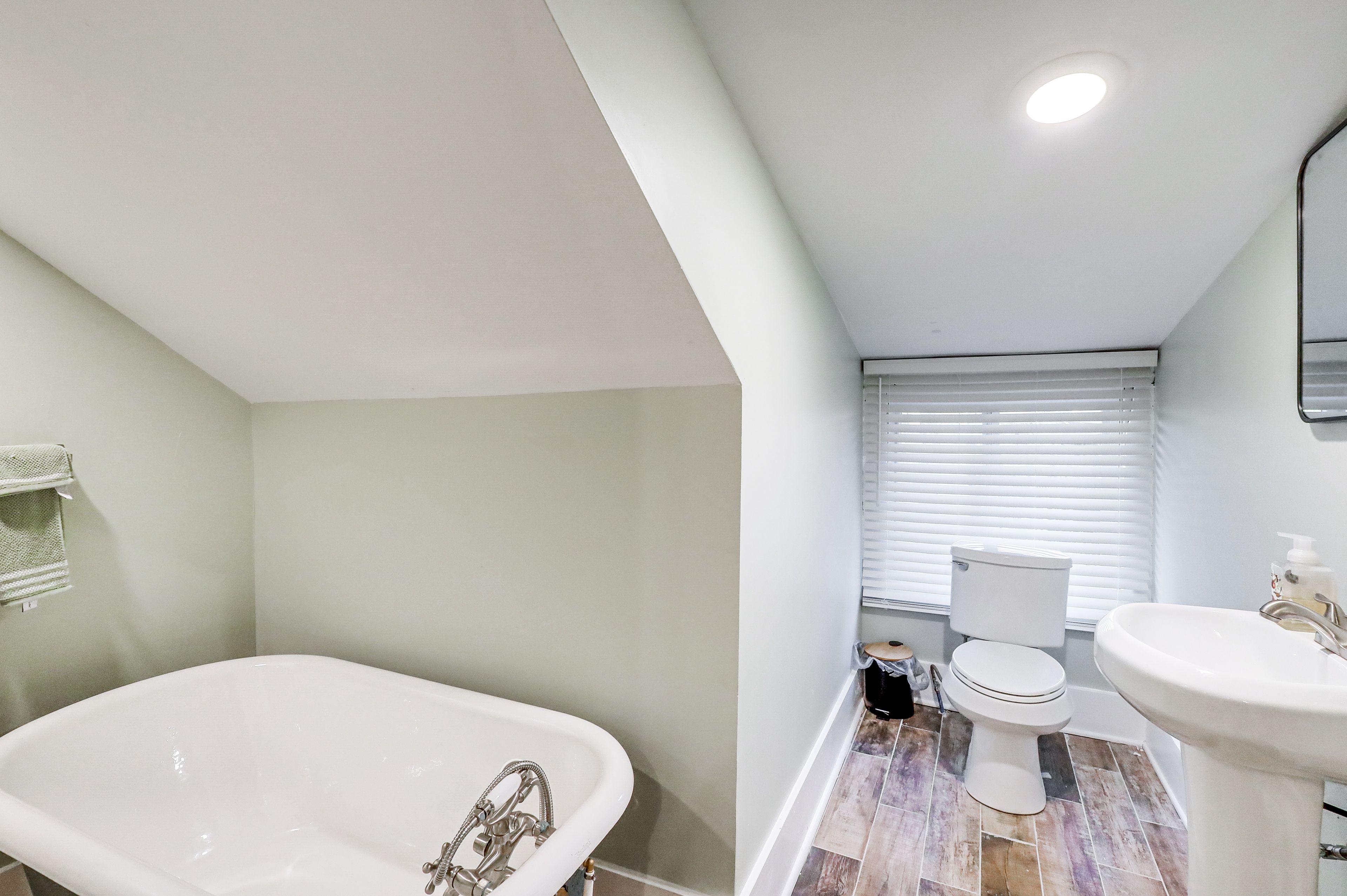Full Bathroom | 2nd Floor