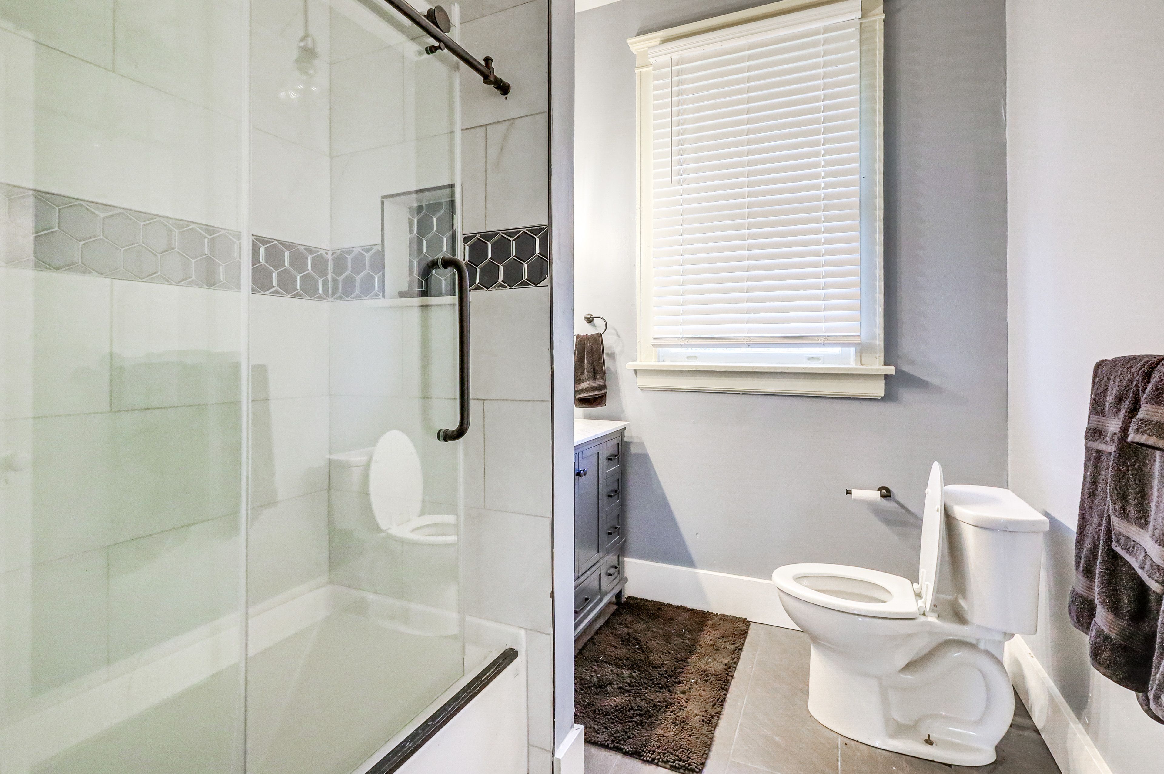 Full Bathroom | 1st Floor | Complimentary Toiletries | Towels Provided