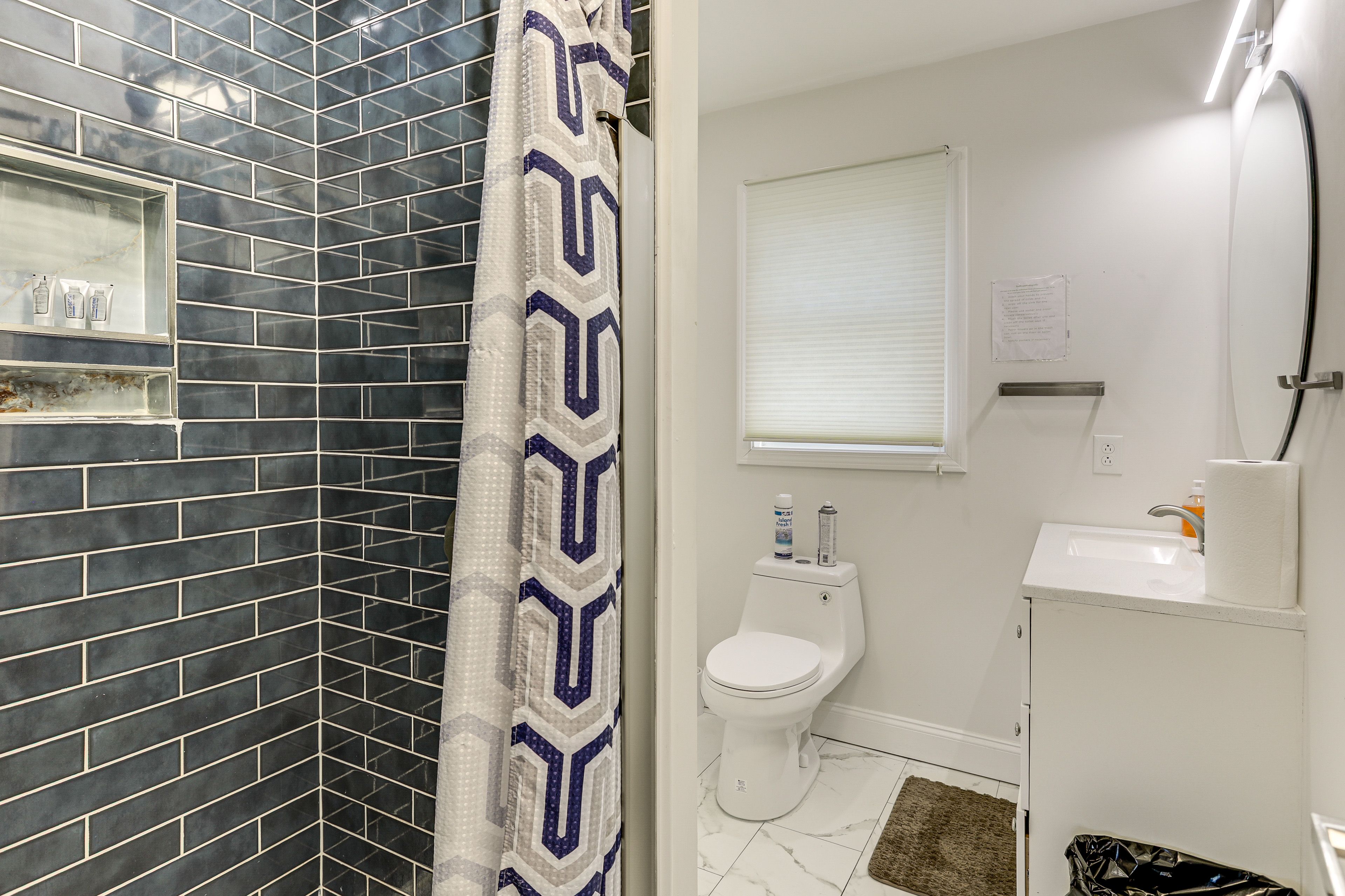 Full Bathroom | 2nd Floor | Towels Provided