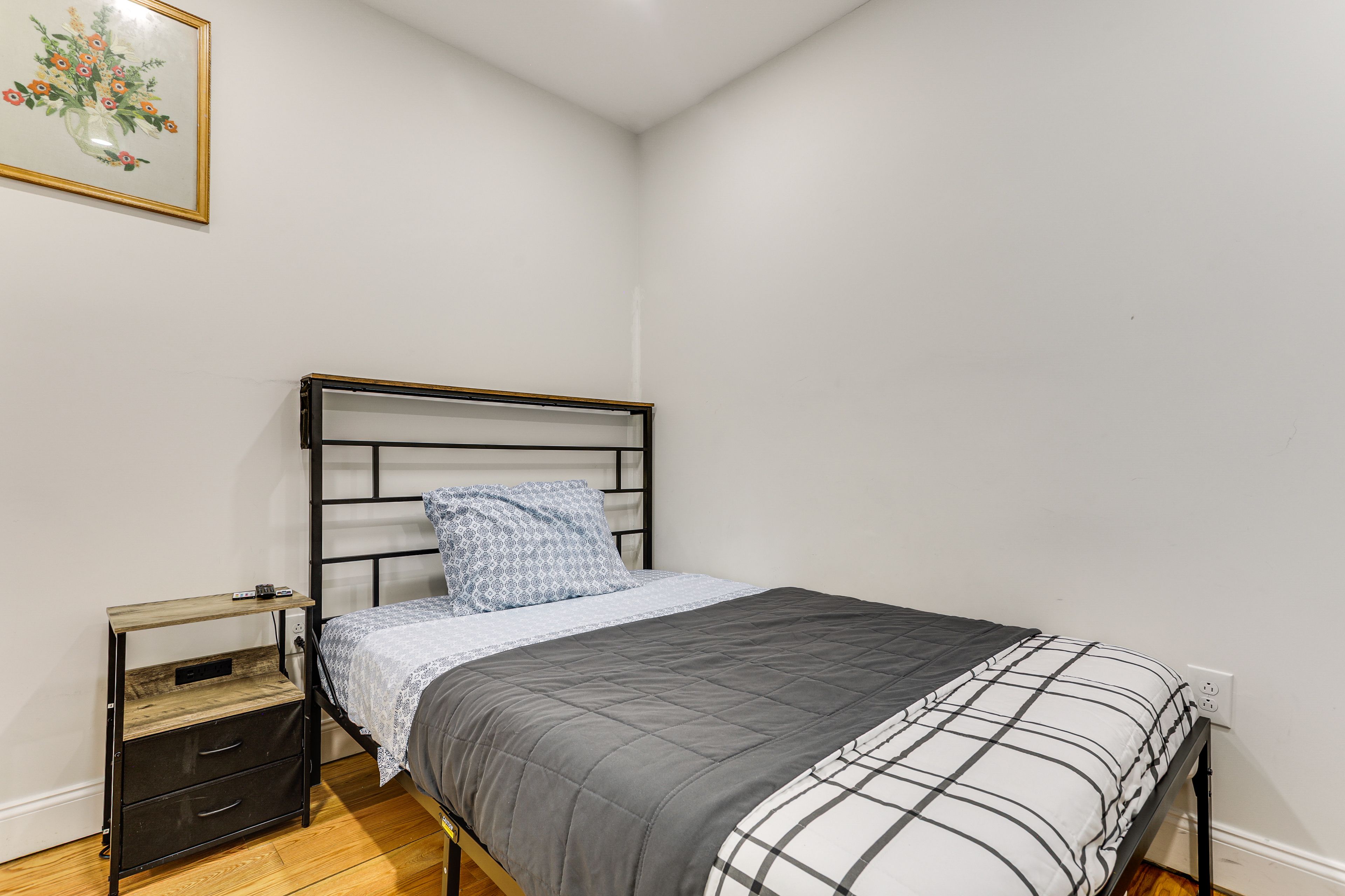 Bedroom 4 | 3rd Floor | Queen Bed | Smart TV | Laptop-Friendly Workspace