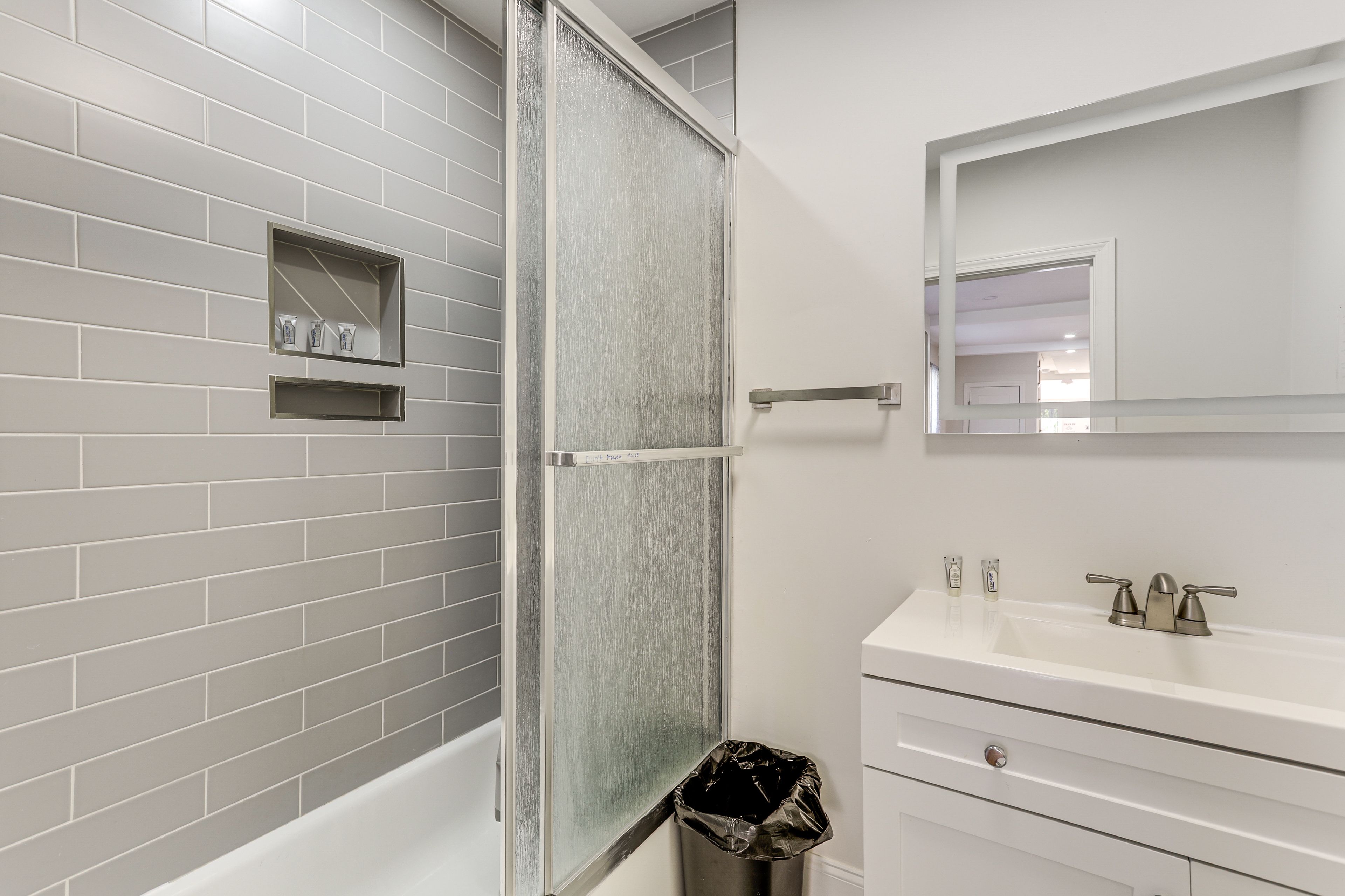 Full Bathroom | 3rd Floor | Complimentary Toiletries
