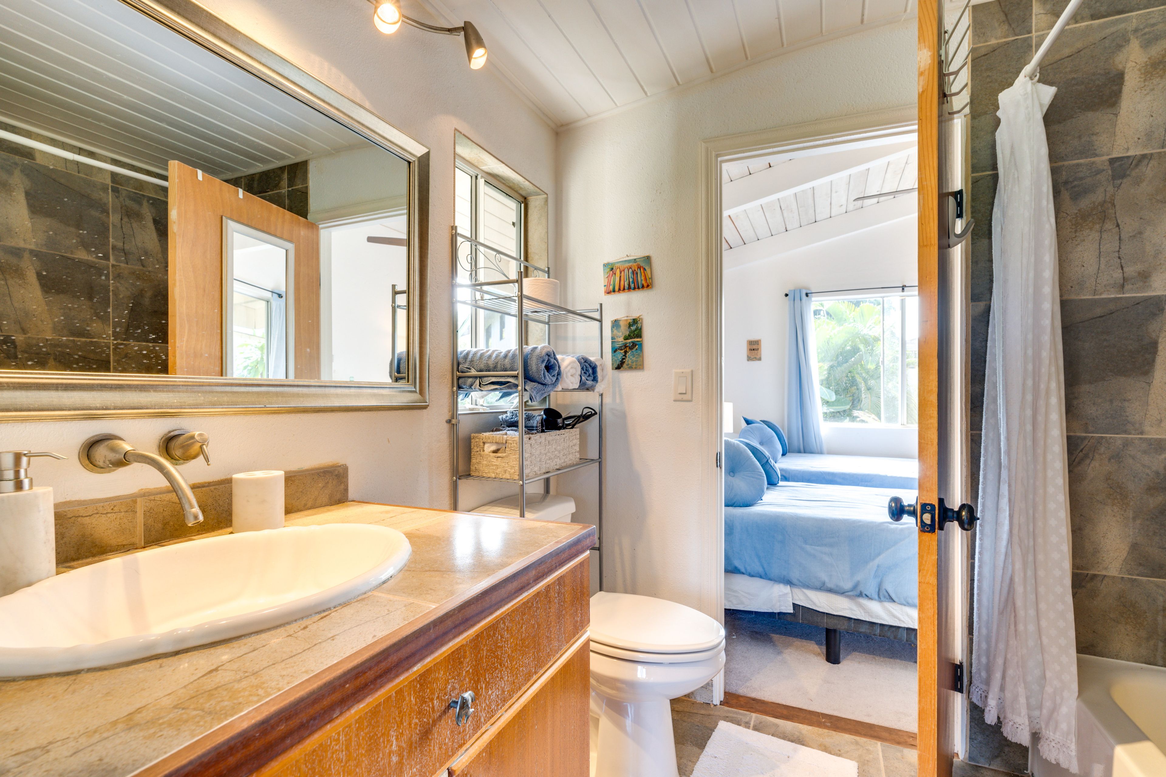 Jack-and-Jill Bathroom | 2nd Floor | Towels Provided