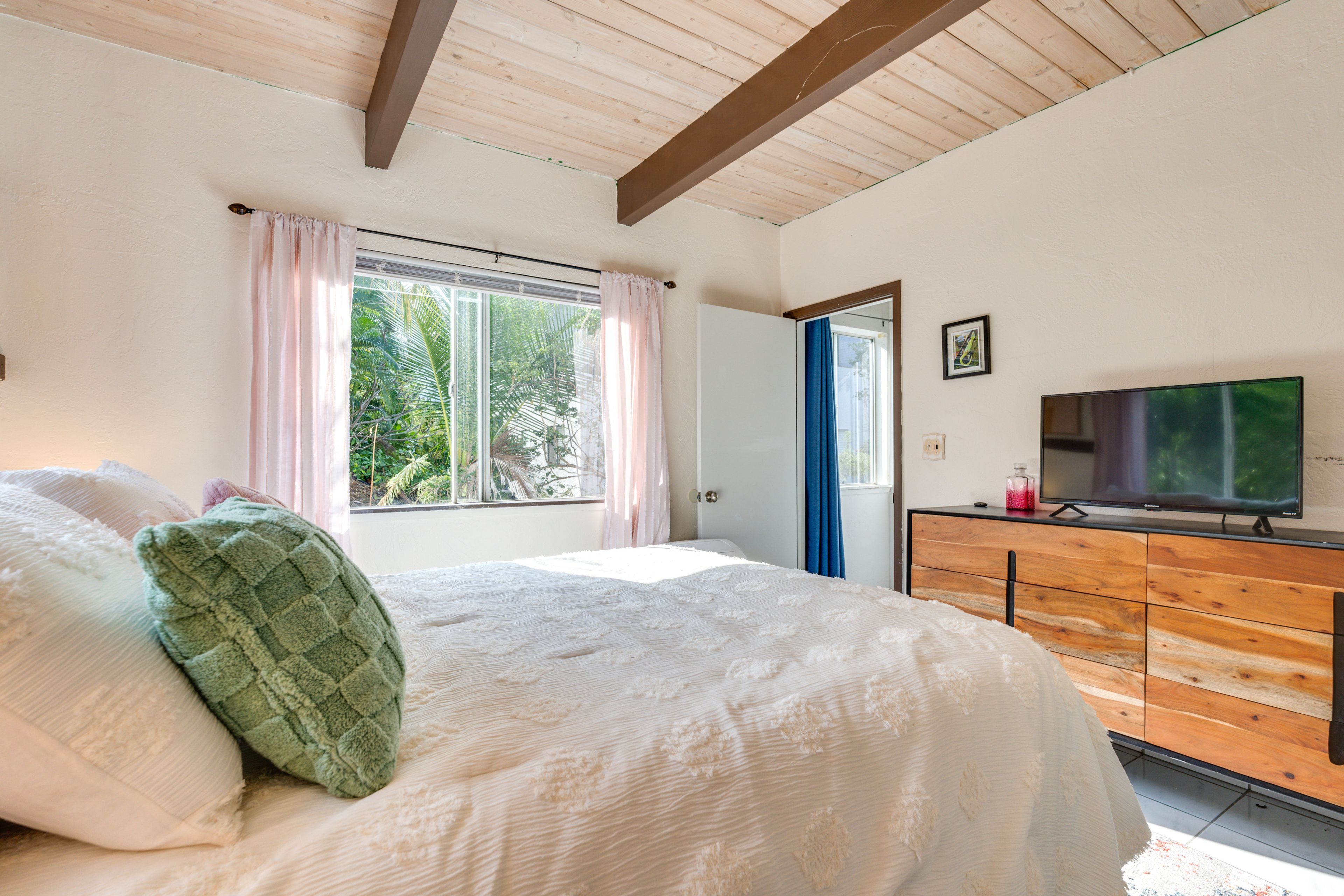 Bedroom 1 | 1st Floor | Queen Bed