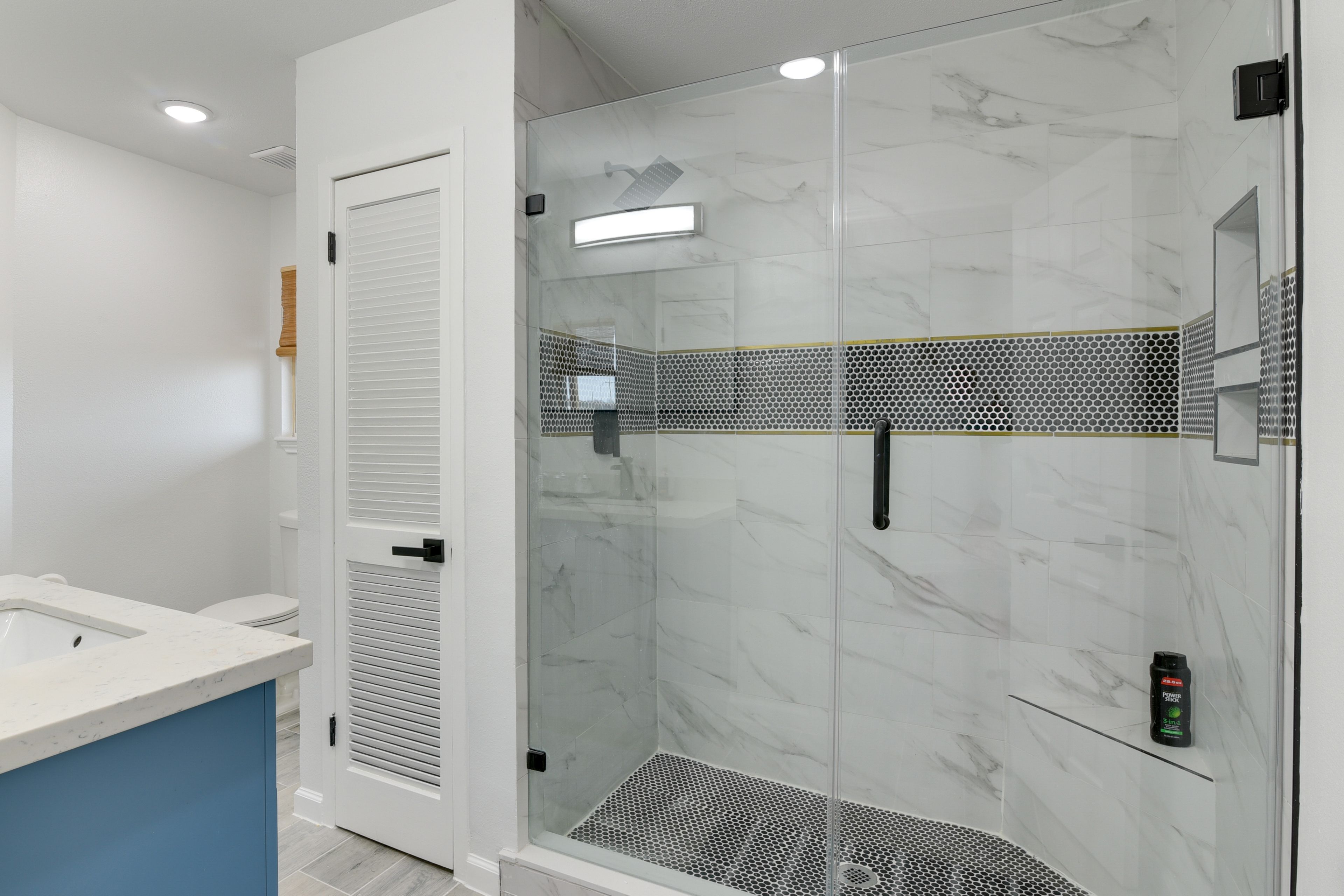 Full Bathroom | Towels Provided | Complimentary Toiletries