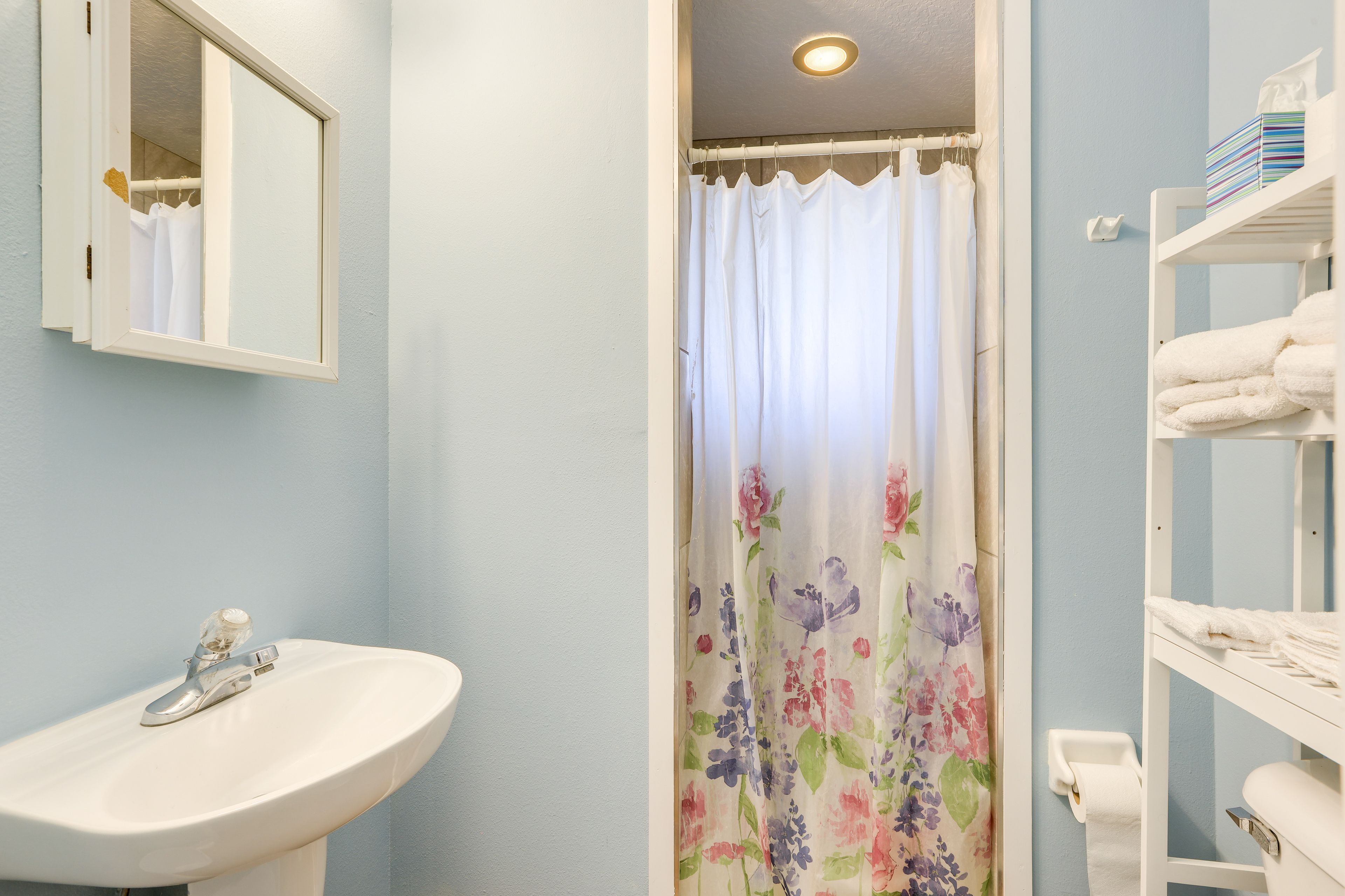 Full Bath | Towels | 1st Floor