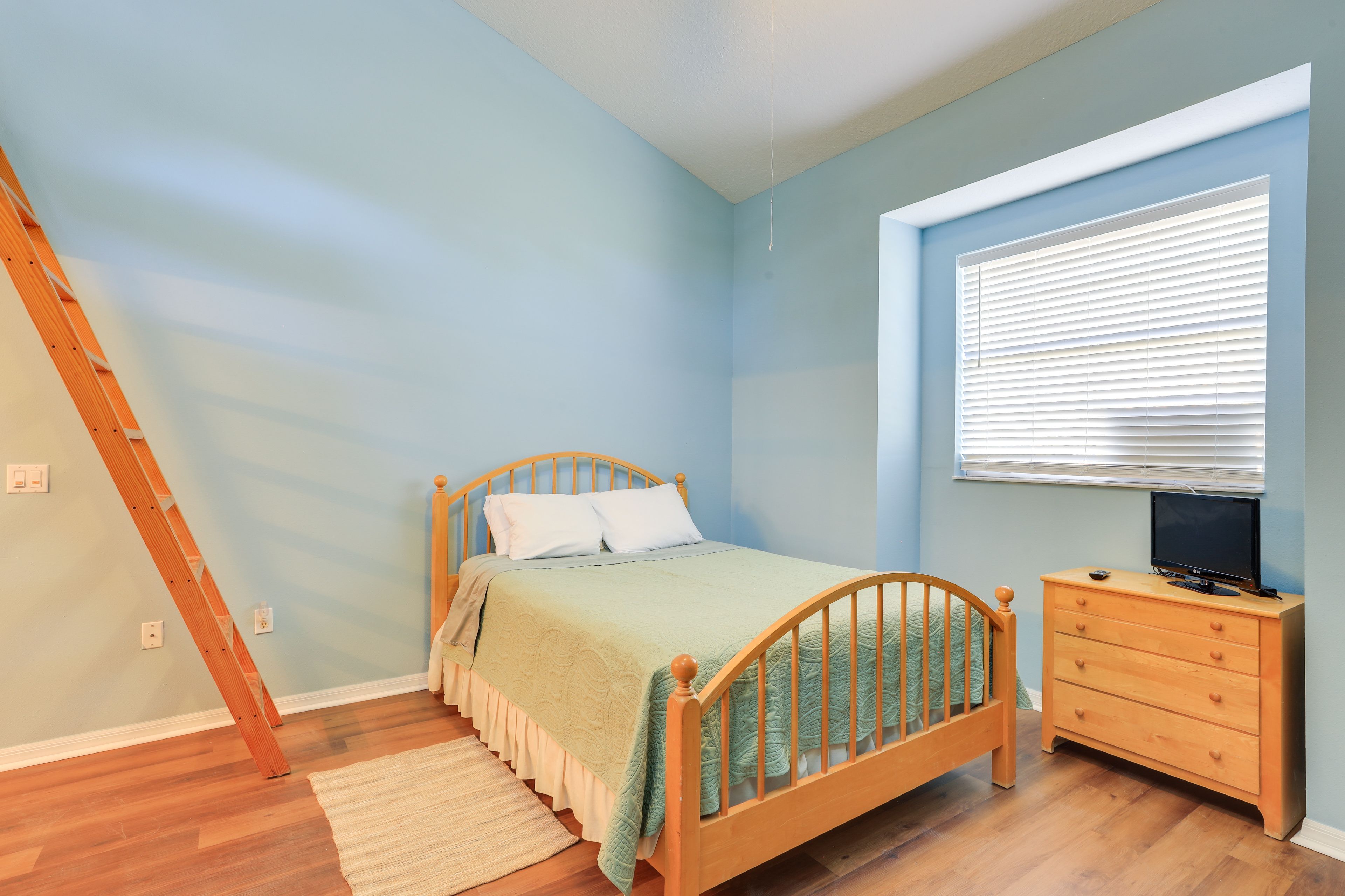 Bedroom 3 | Queen Bed | 1st Floor