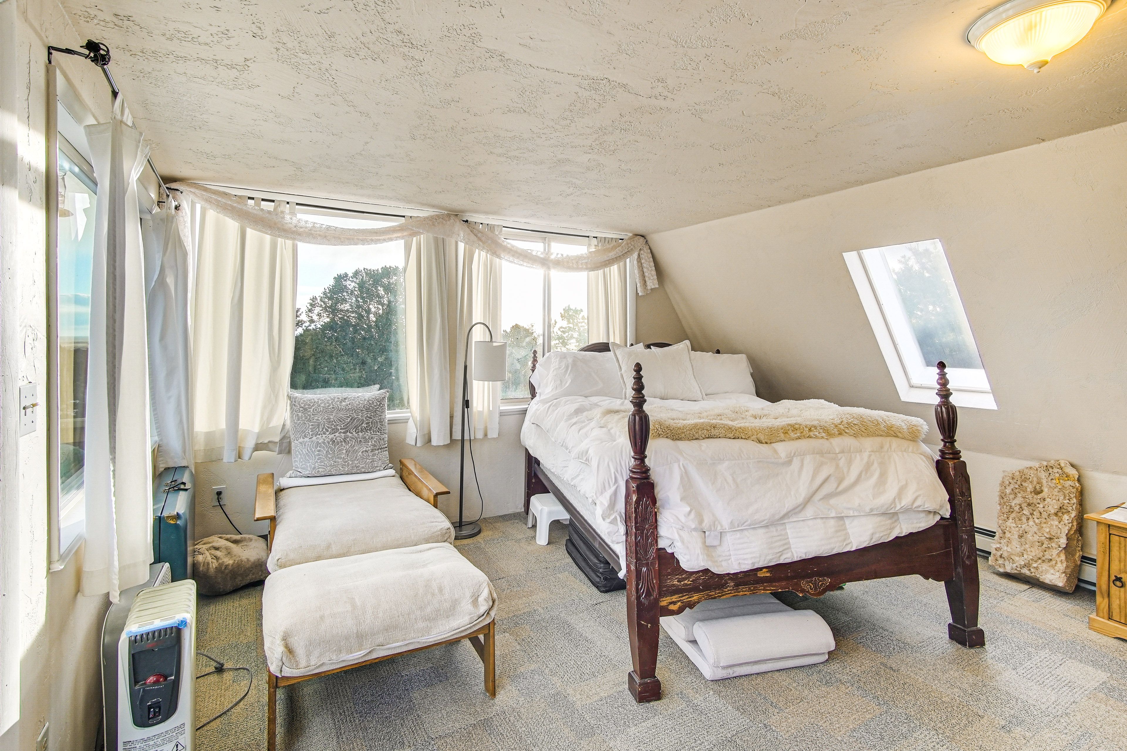 Studio | Queen Bed | Twin Bed | Full Futon