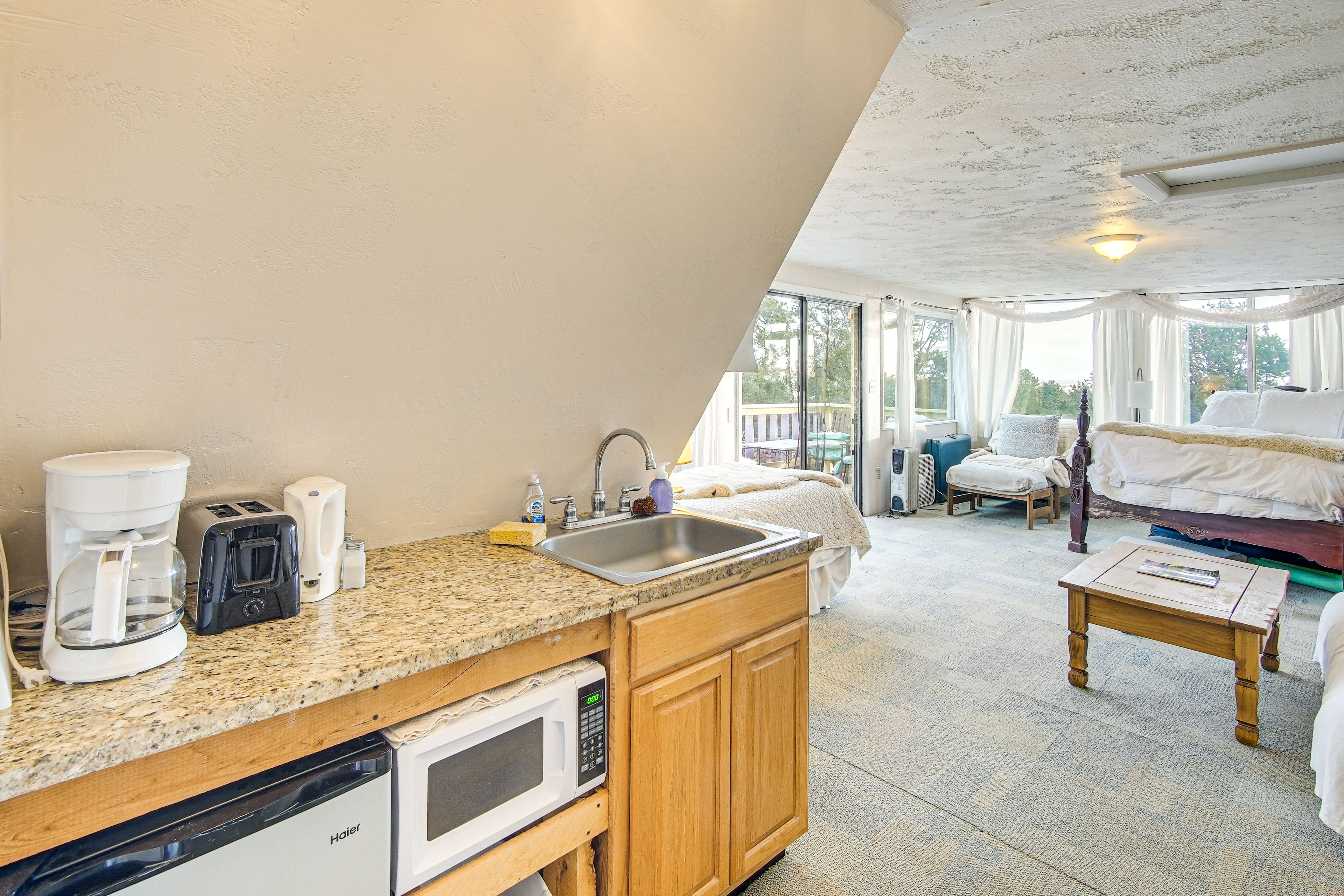 Kitchen | Stove/Oven | Mini Refrigerator