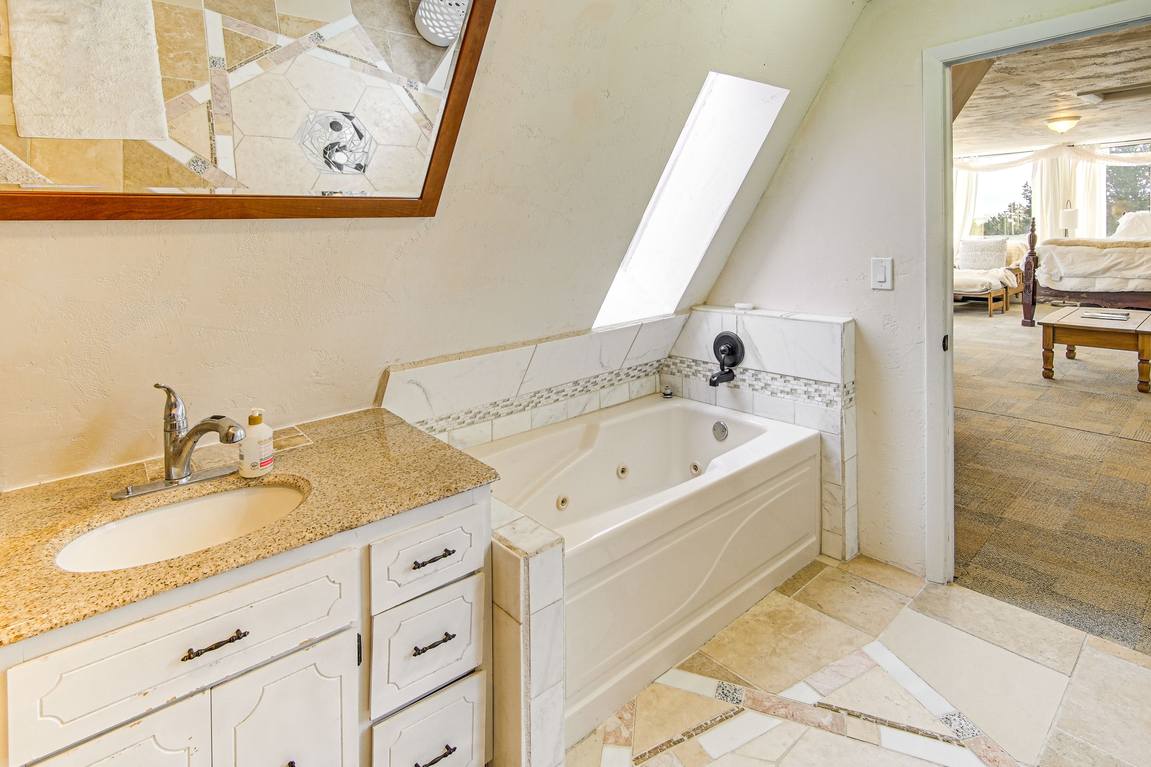 Bathroom | Shower | Jetted Tub | Towels Provided
