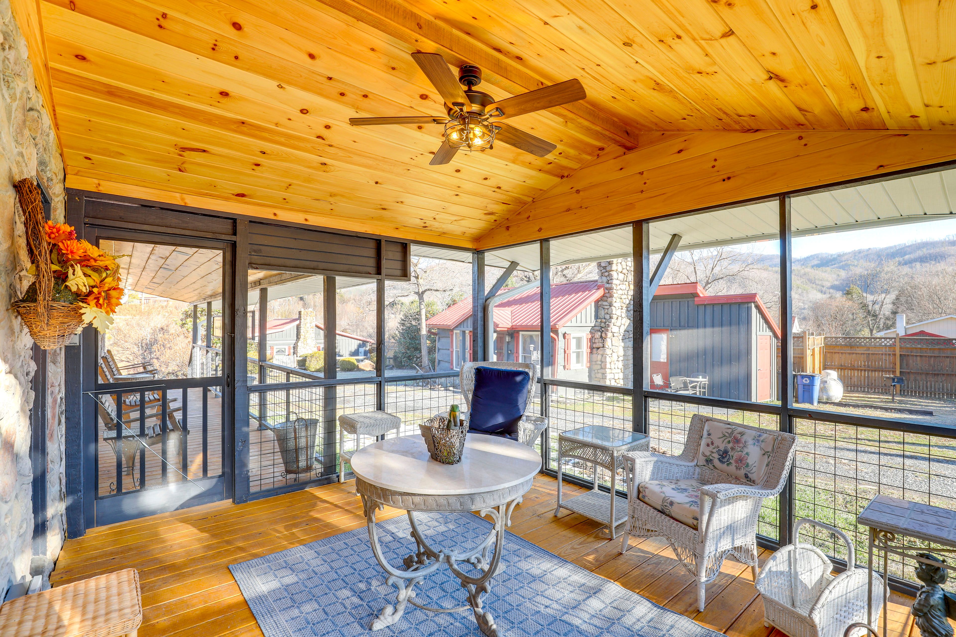 Shared Screened Porch | Outdoor Seating
