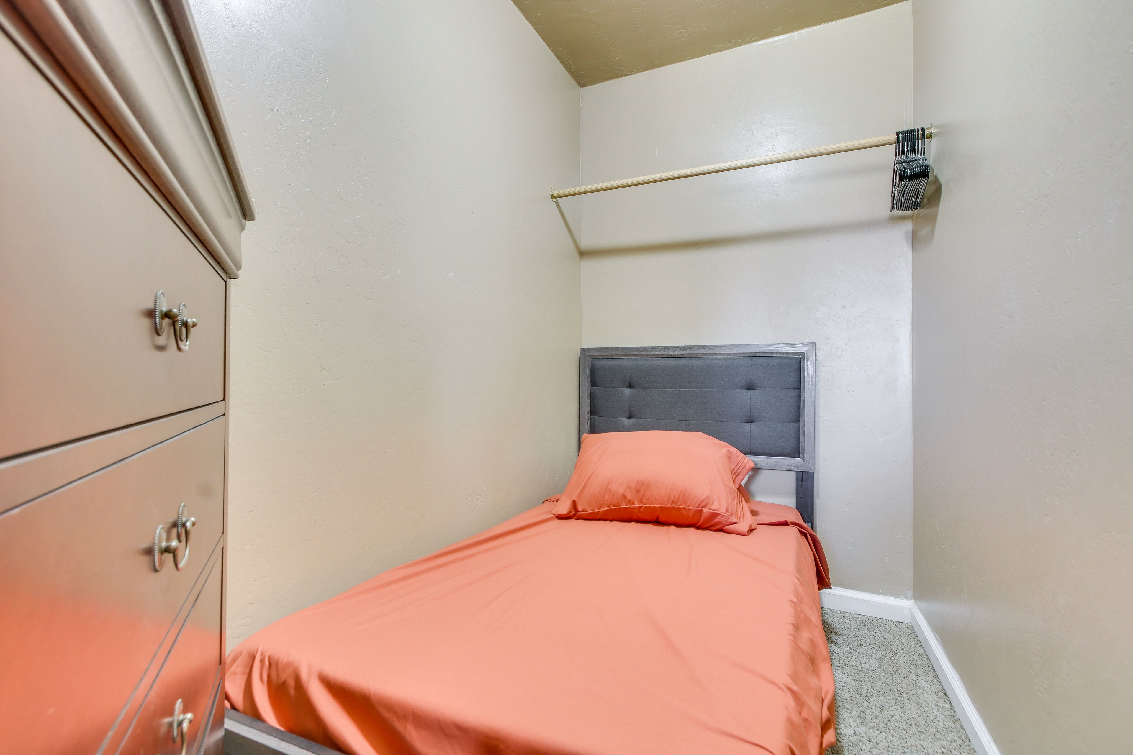 Studio | Twin Bed | Smart TV
