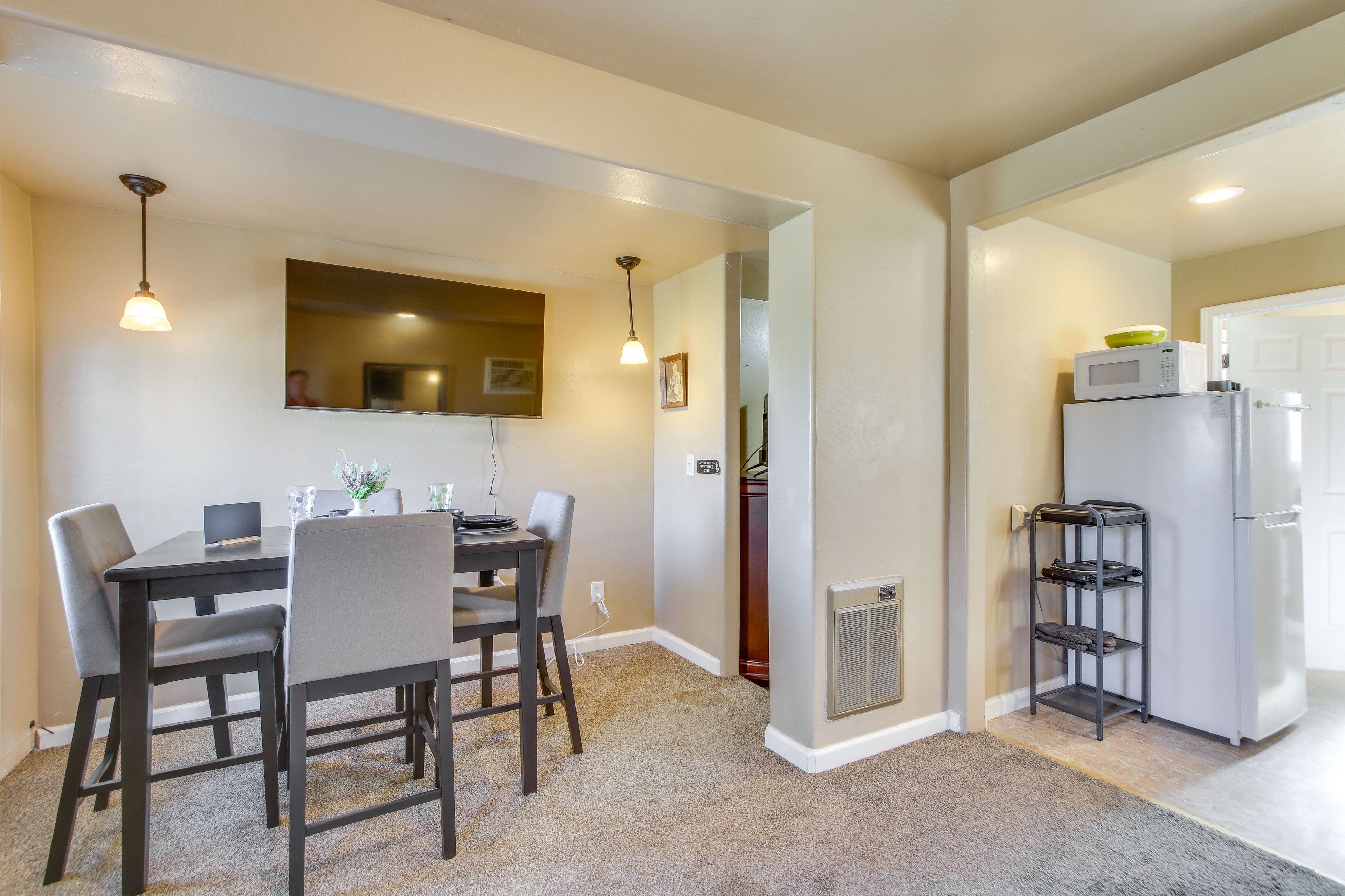 Dining Area | Smart TV