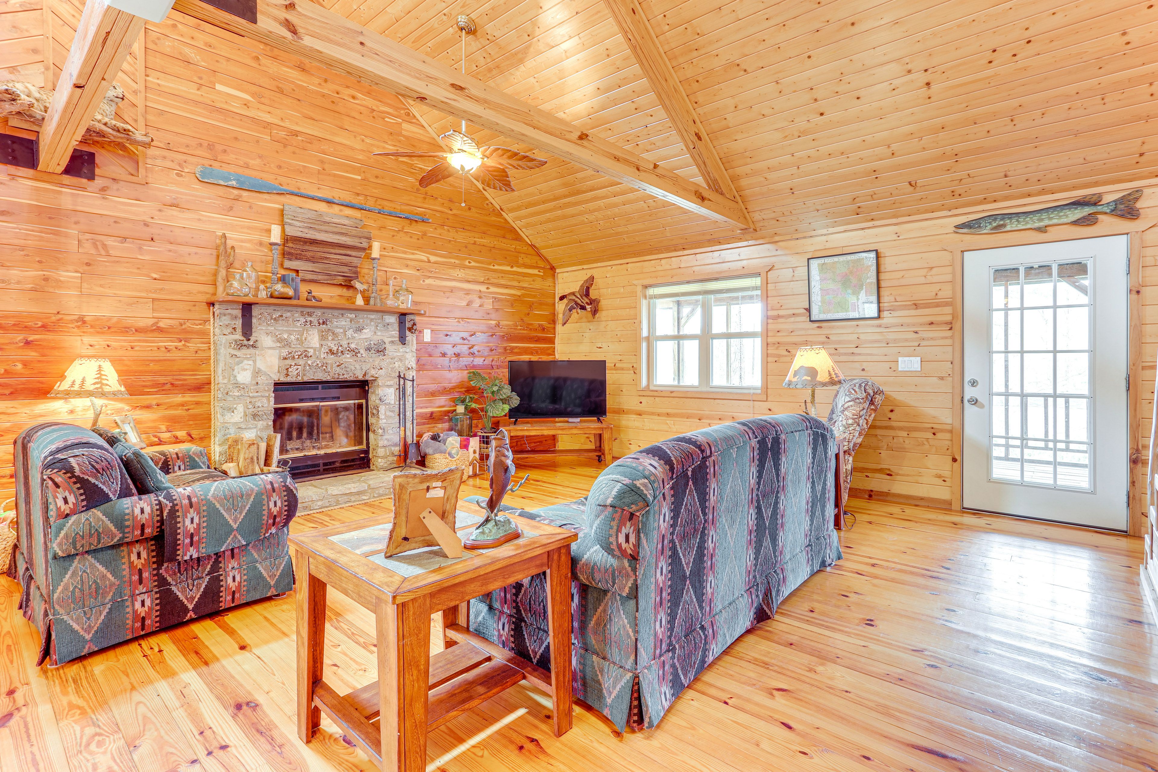 Living Room | 1st Floor | Central Heating & A/C | Free WiFi | Flat-Screen TV
