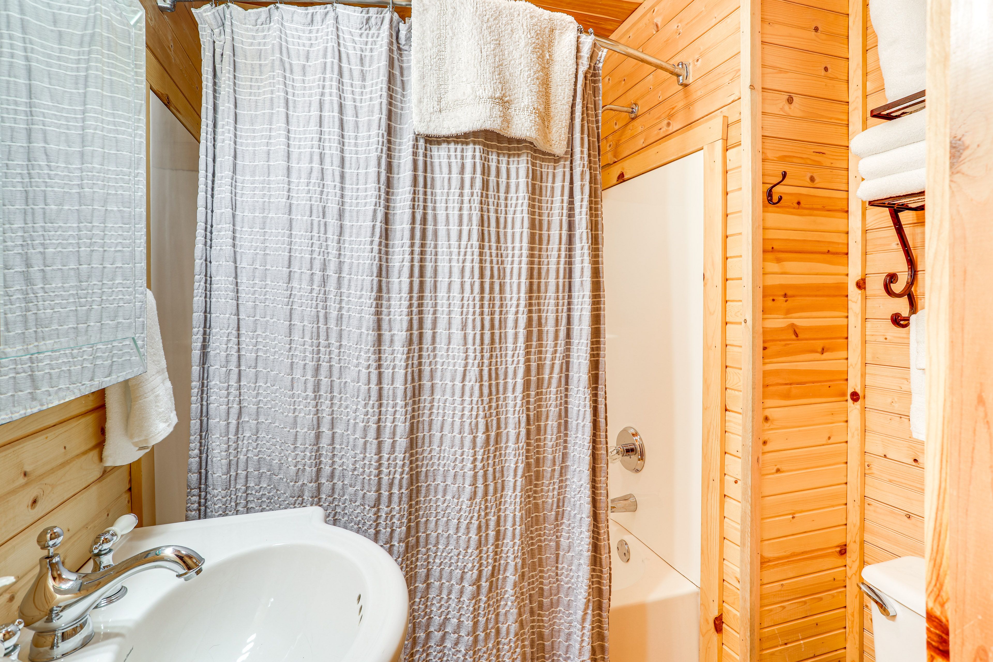 Full Bathroom | 1st Floor | Towels Provided
