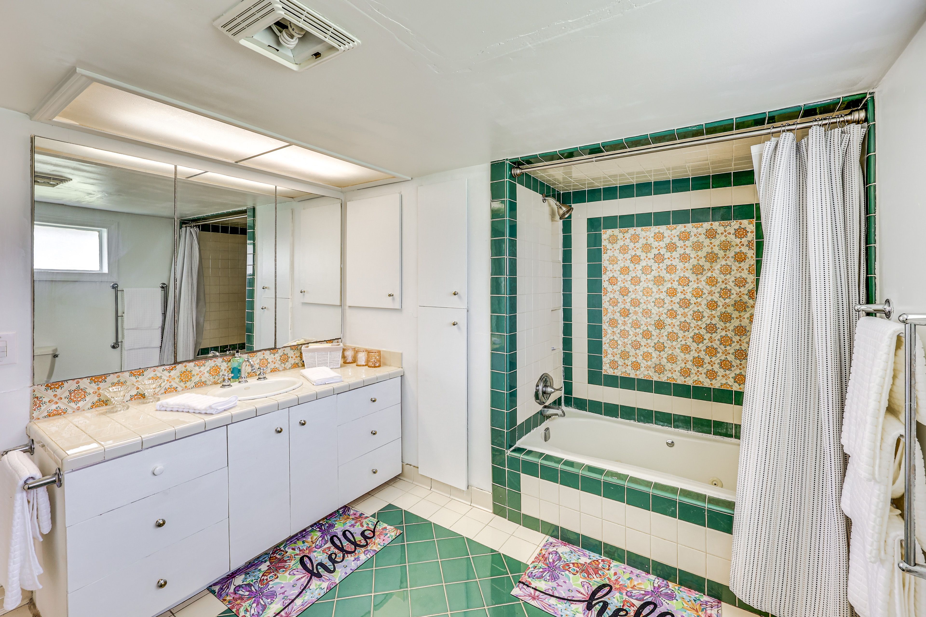 Full Bathroom | Towels Provided