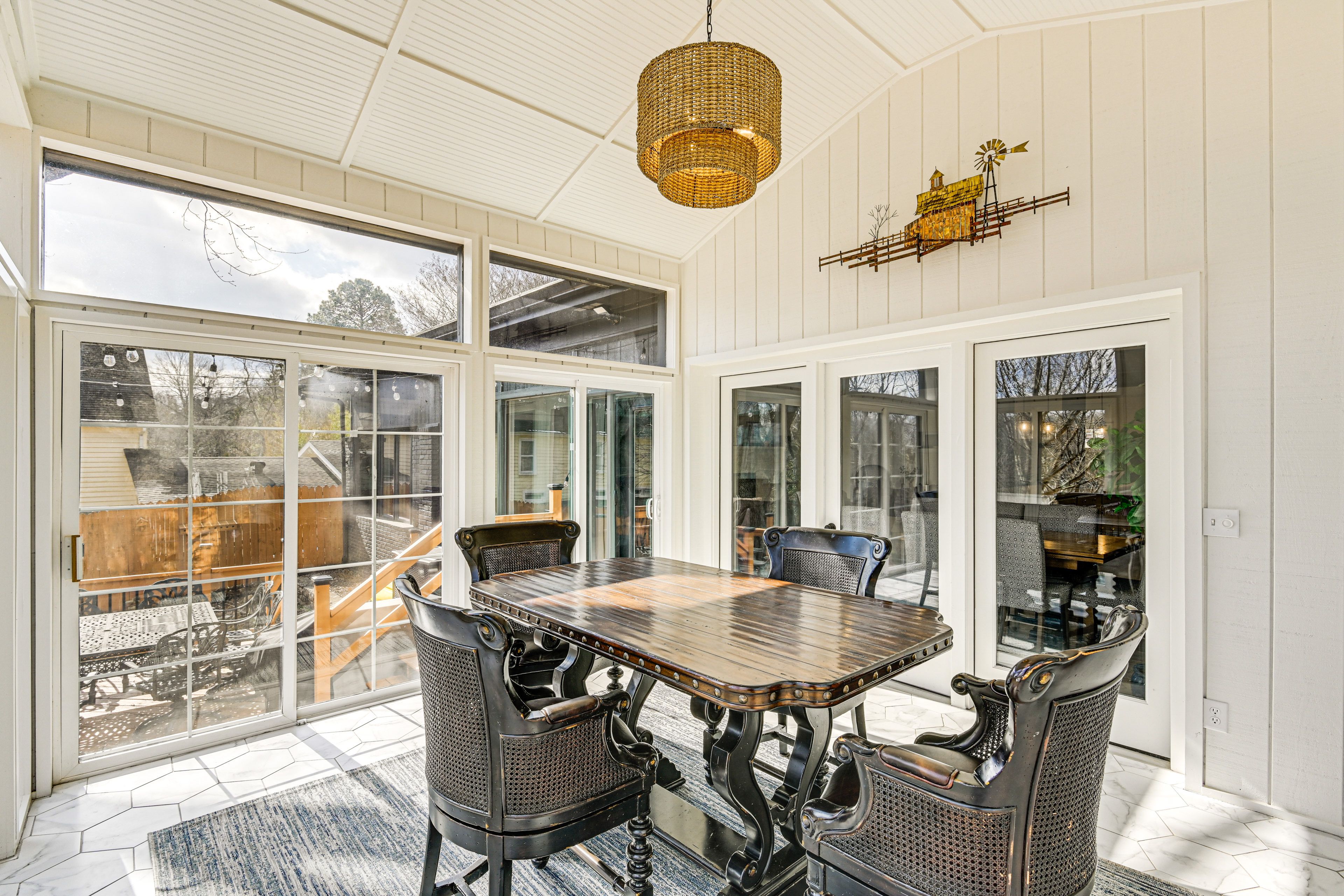 Sunroom w/ Dining Set