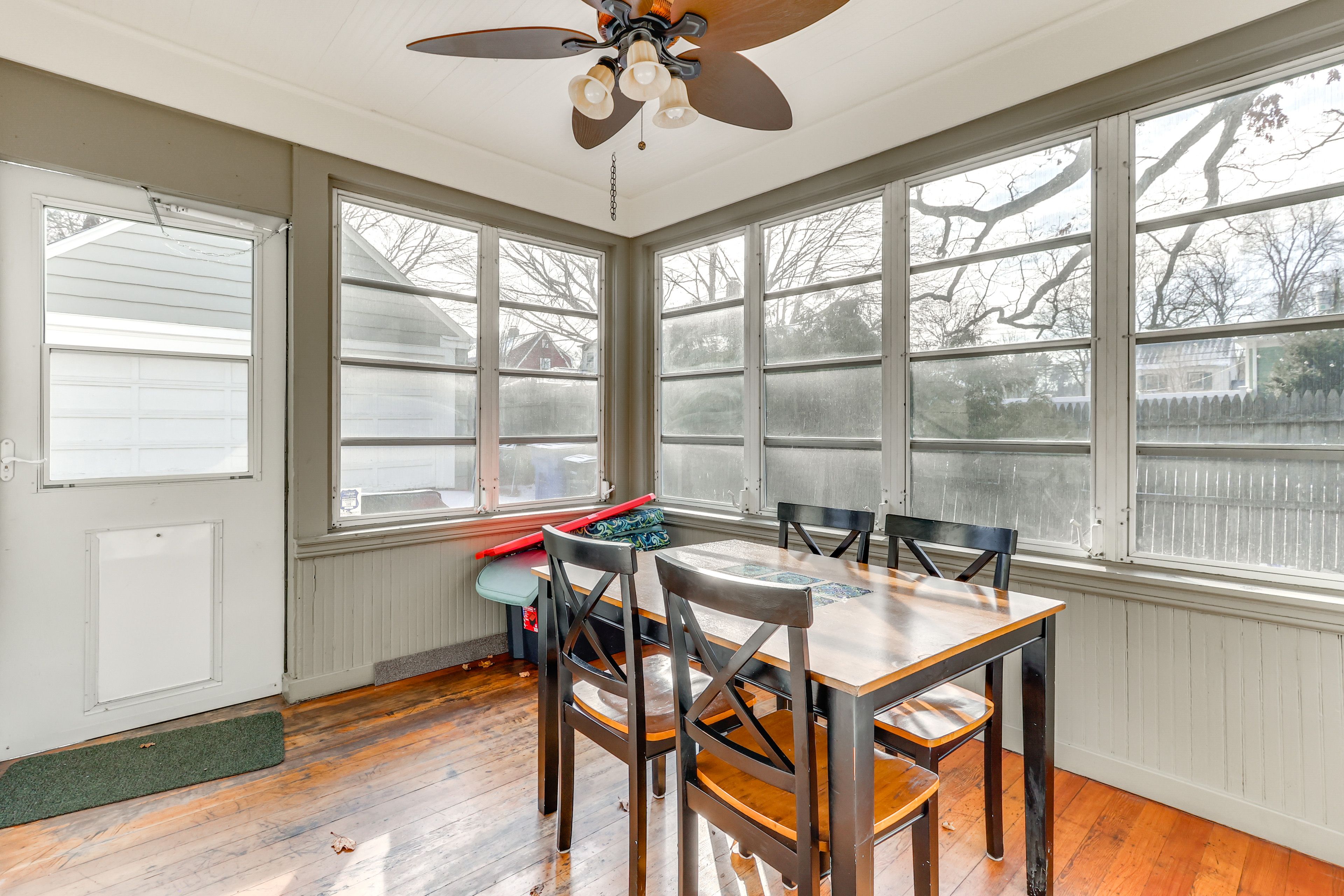 Screened-In Porch | Outdoor Dining Area