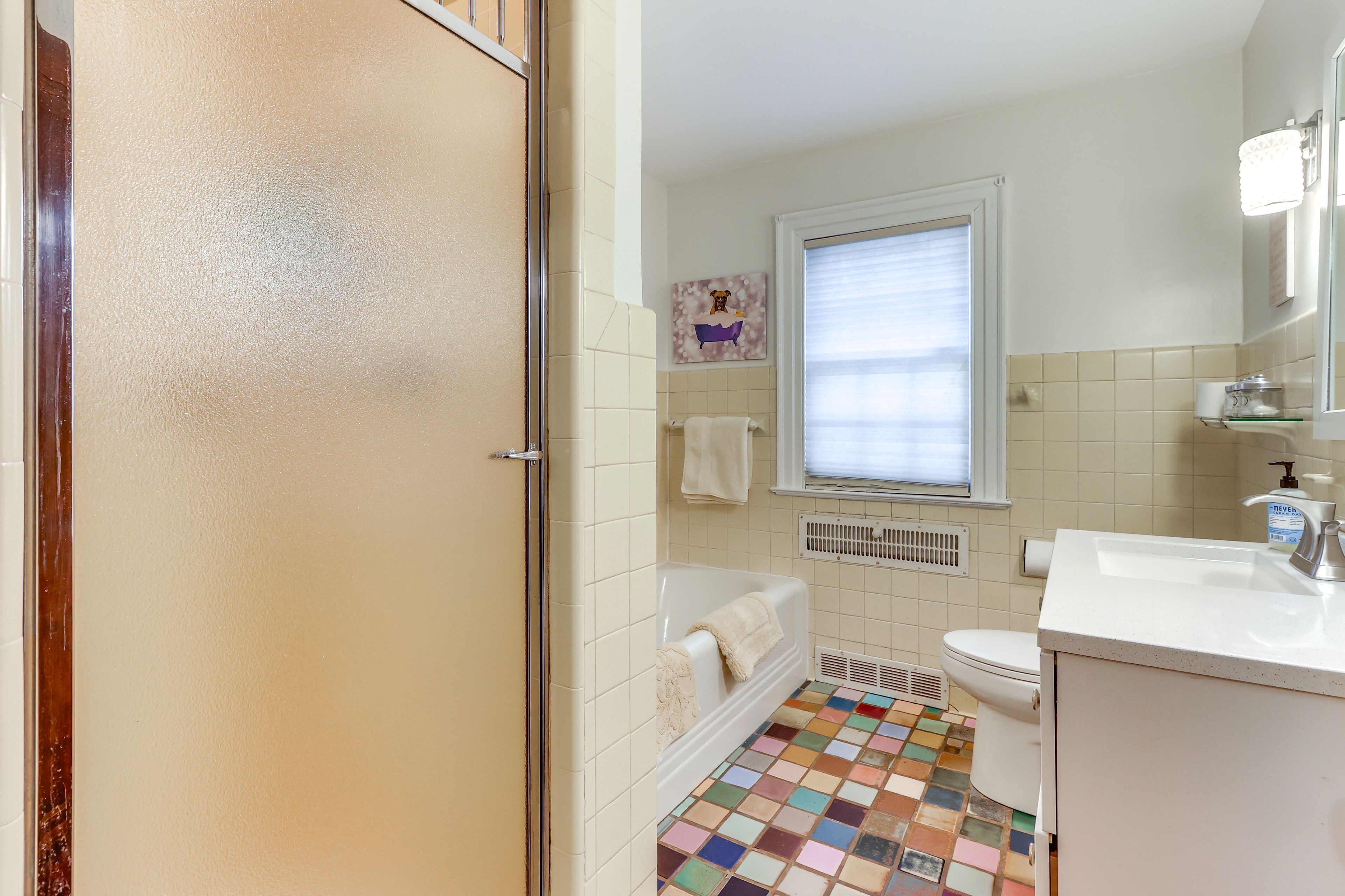 Full Bathroom | 1st Floor | Complimentary Toiletries | Towels Provided
