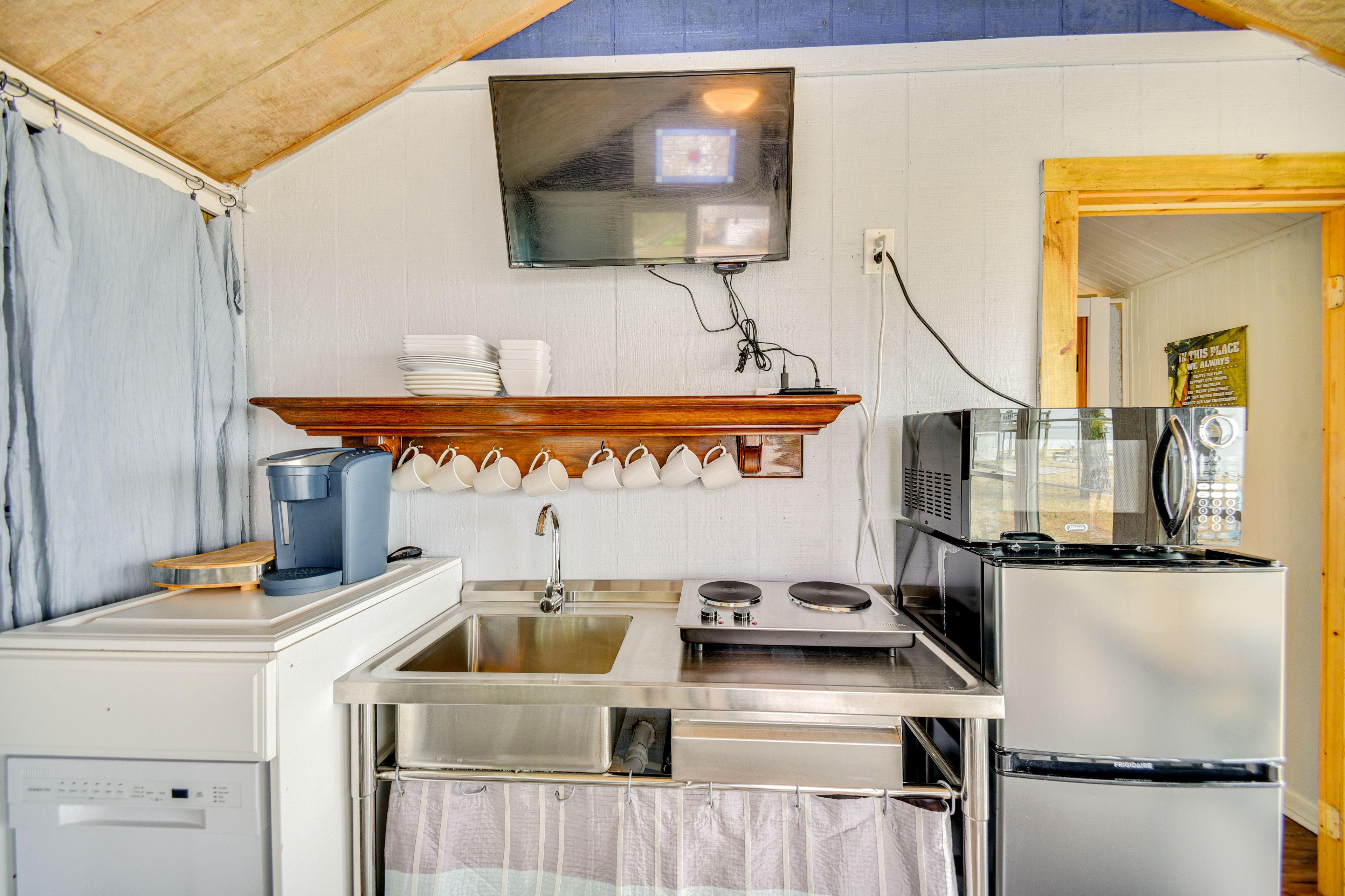 Kitchenette | Dishwasher | Hot Plate