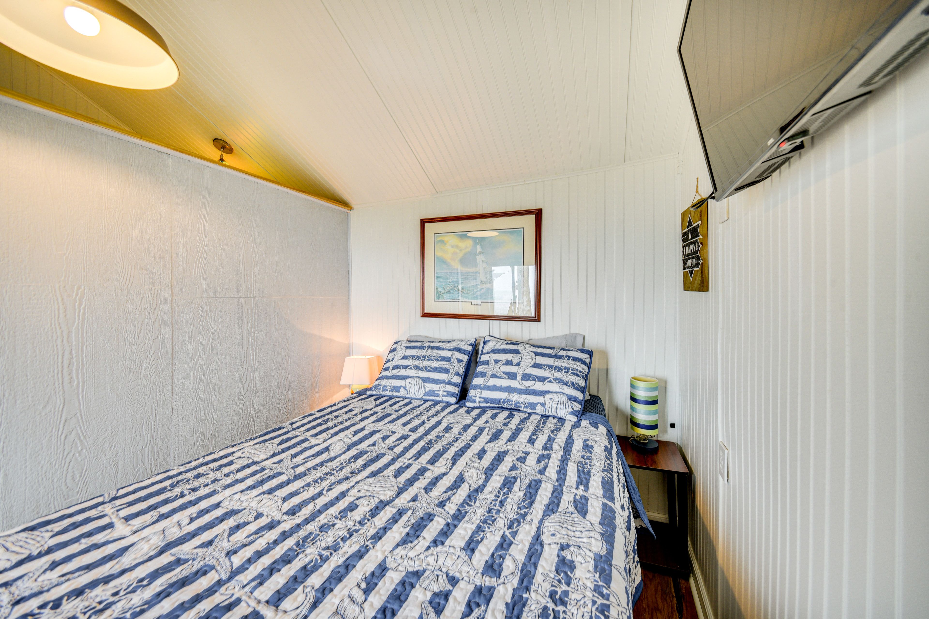 Bedroom | Queen Bed | Smart TV