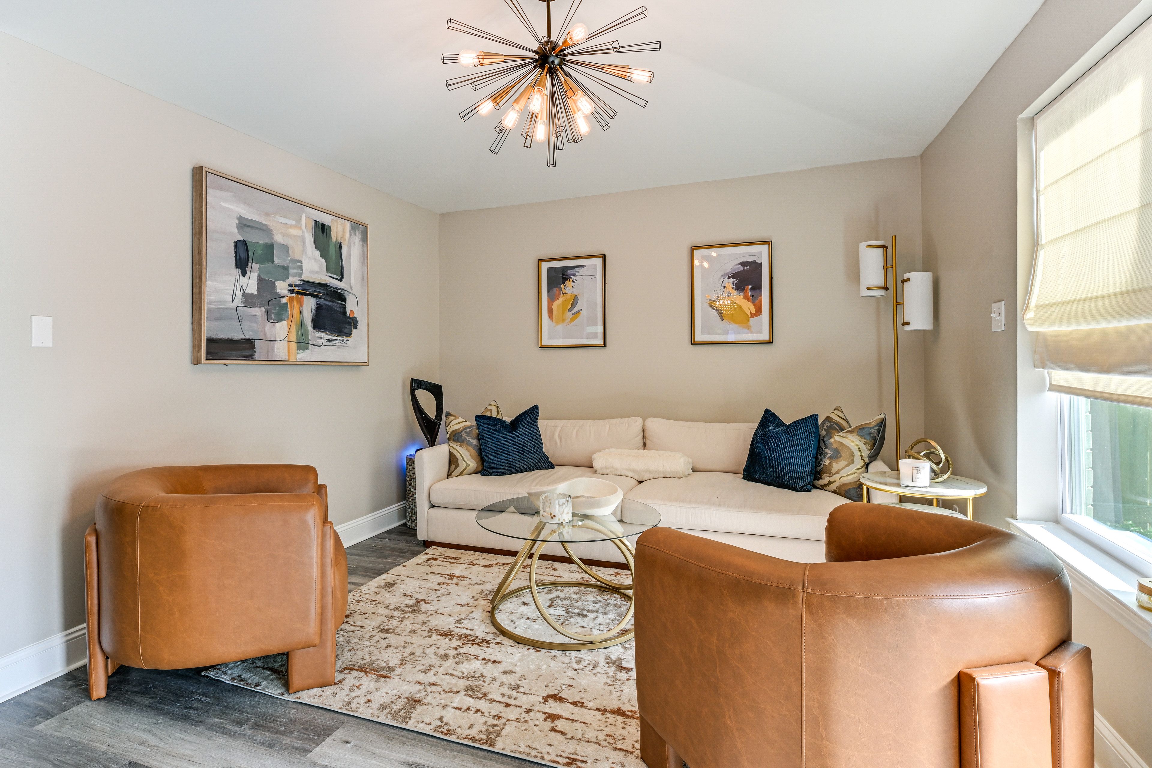 Living Room | Free WiFi | Central Heating & Air Conditioning