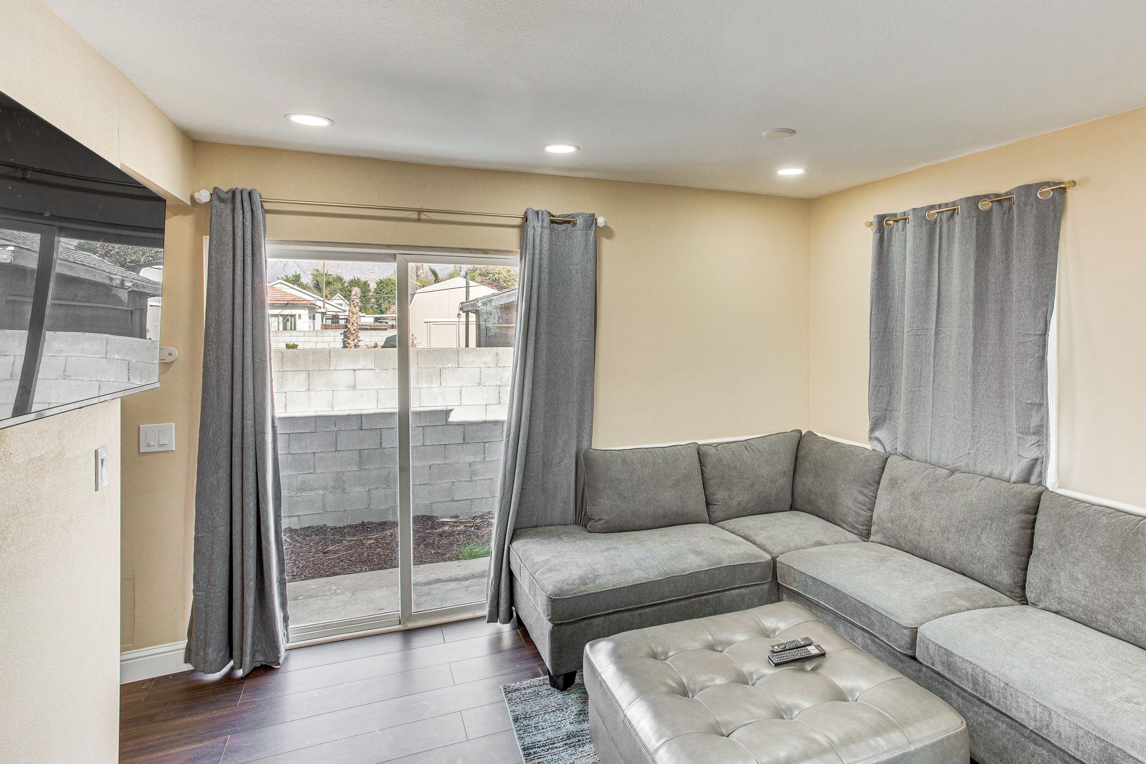 Living Room | Smart TV | Free WiFi | Central A/C & Heating