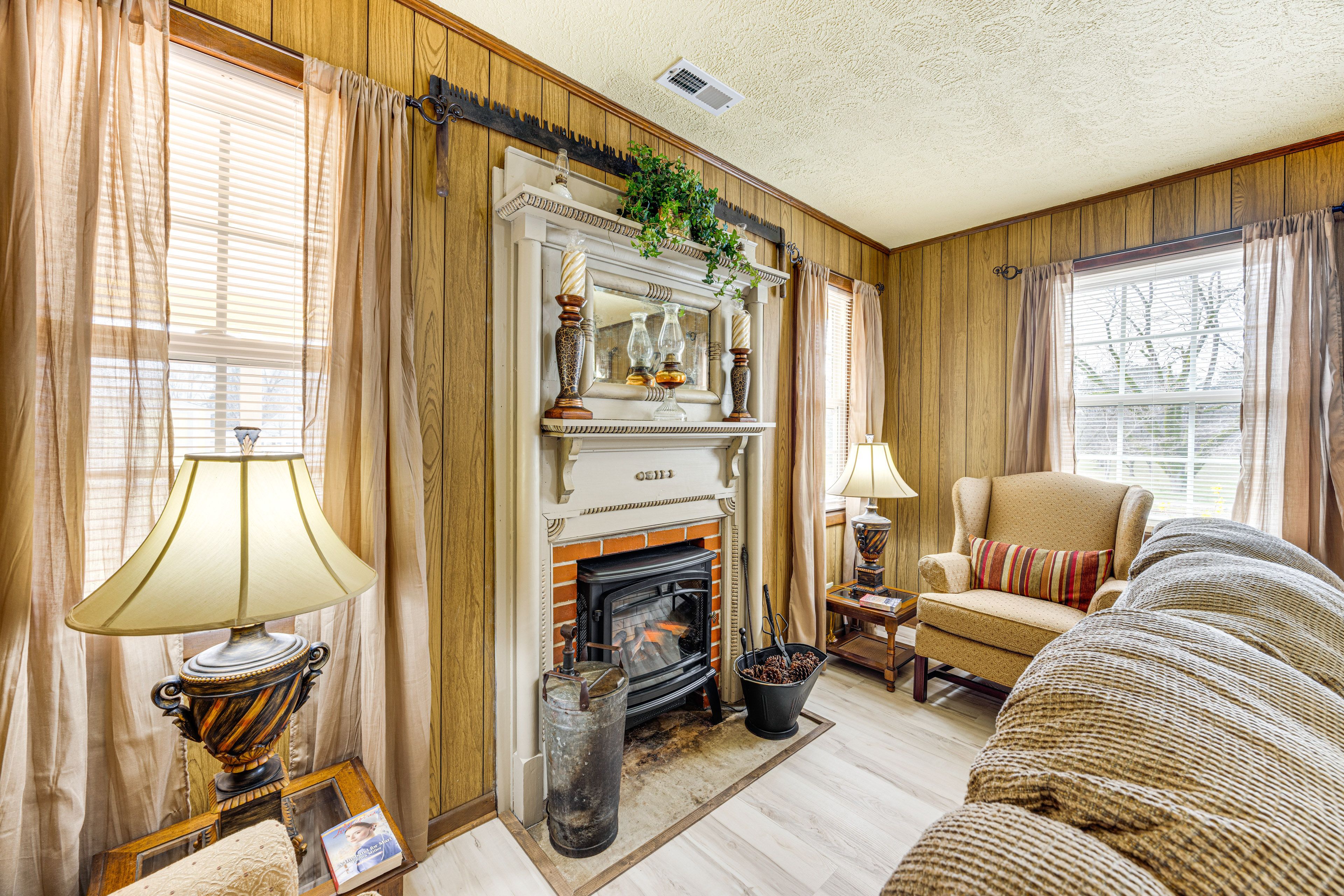 Living Room | Smart TV | Board Games