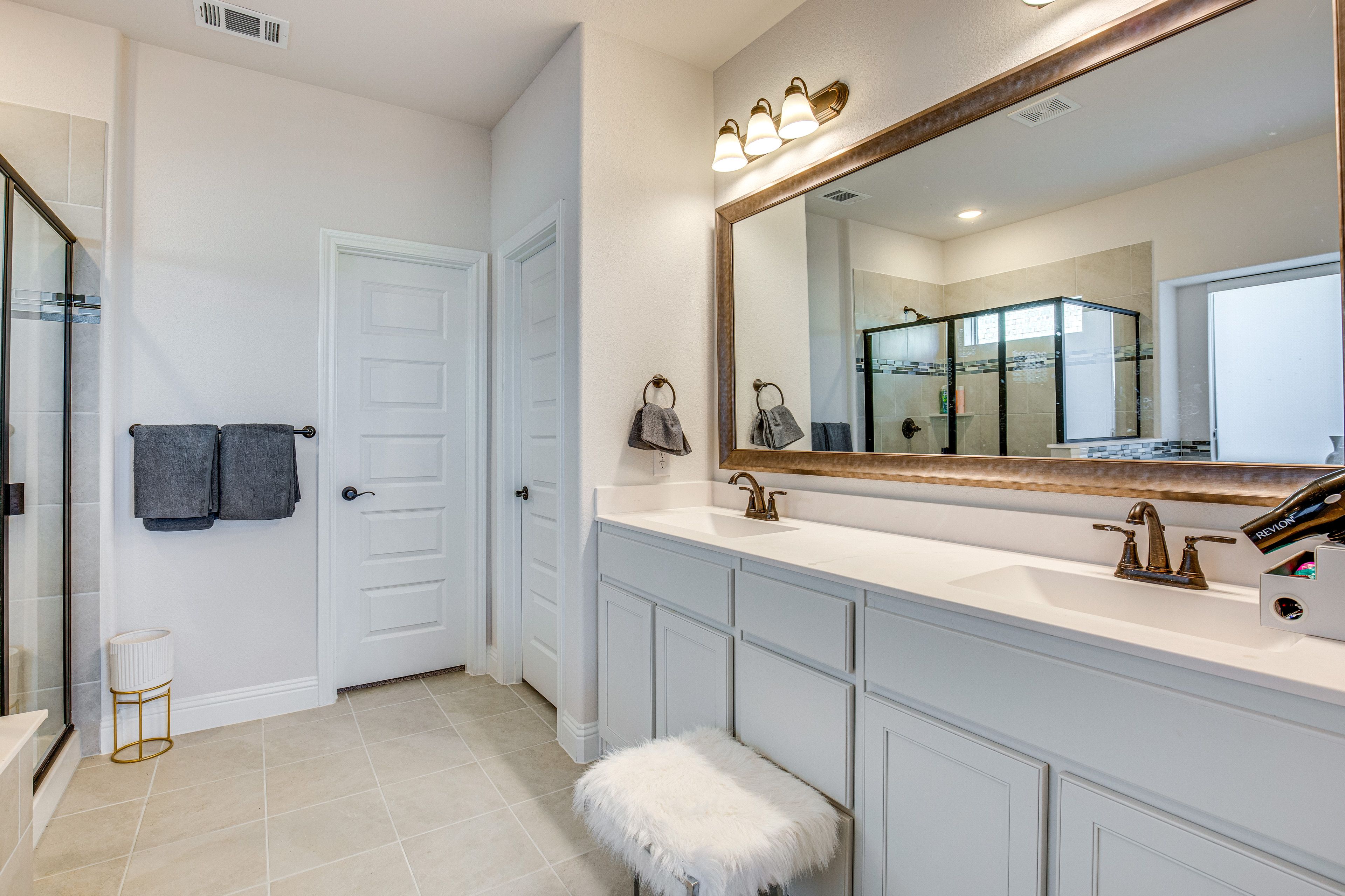 Full Bathroom | Towels Provided | 1st Floor