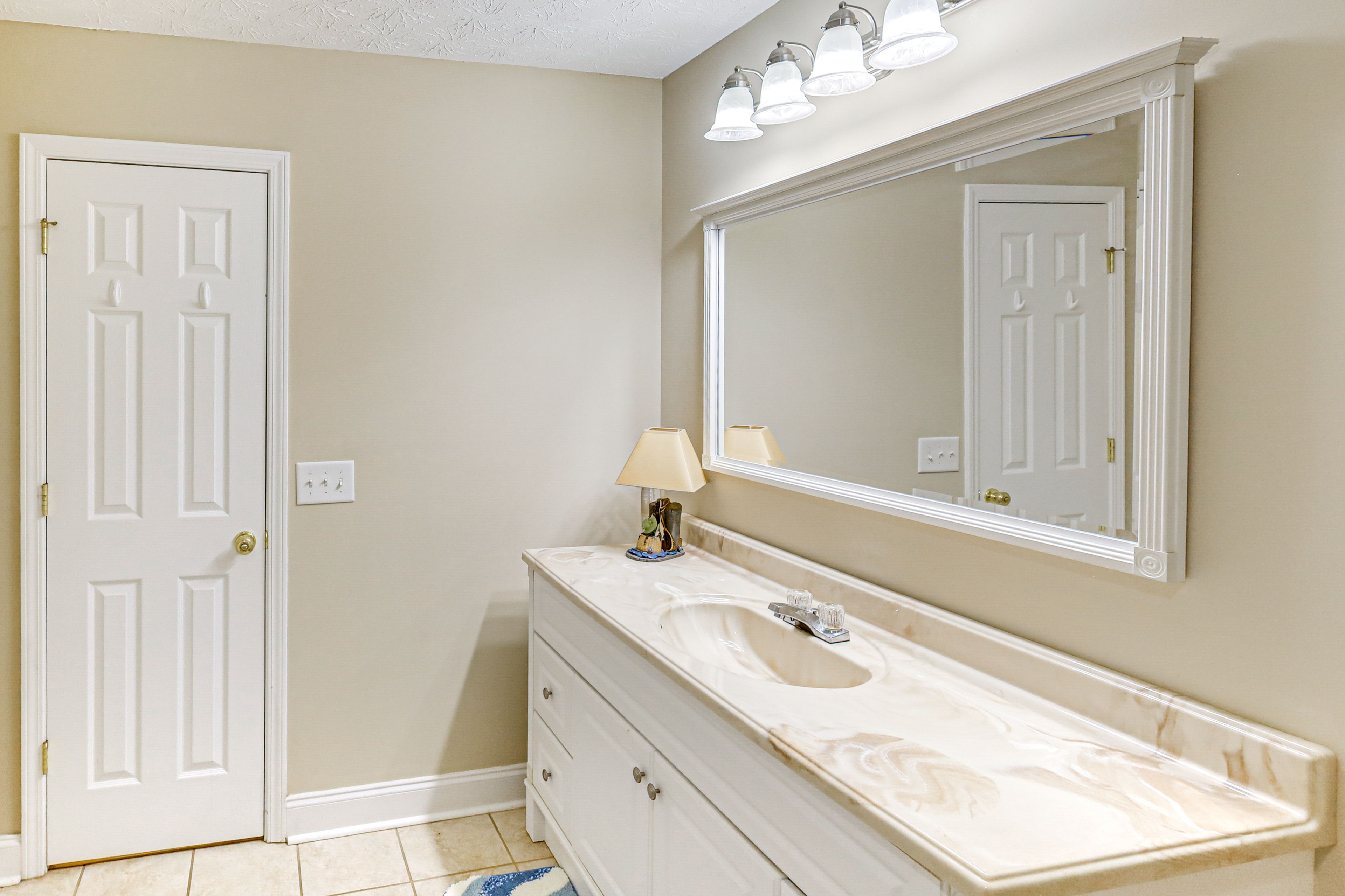 Full Bathroom | Towels Provided | 1st Floor