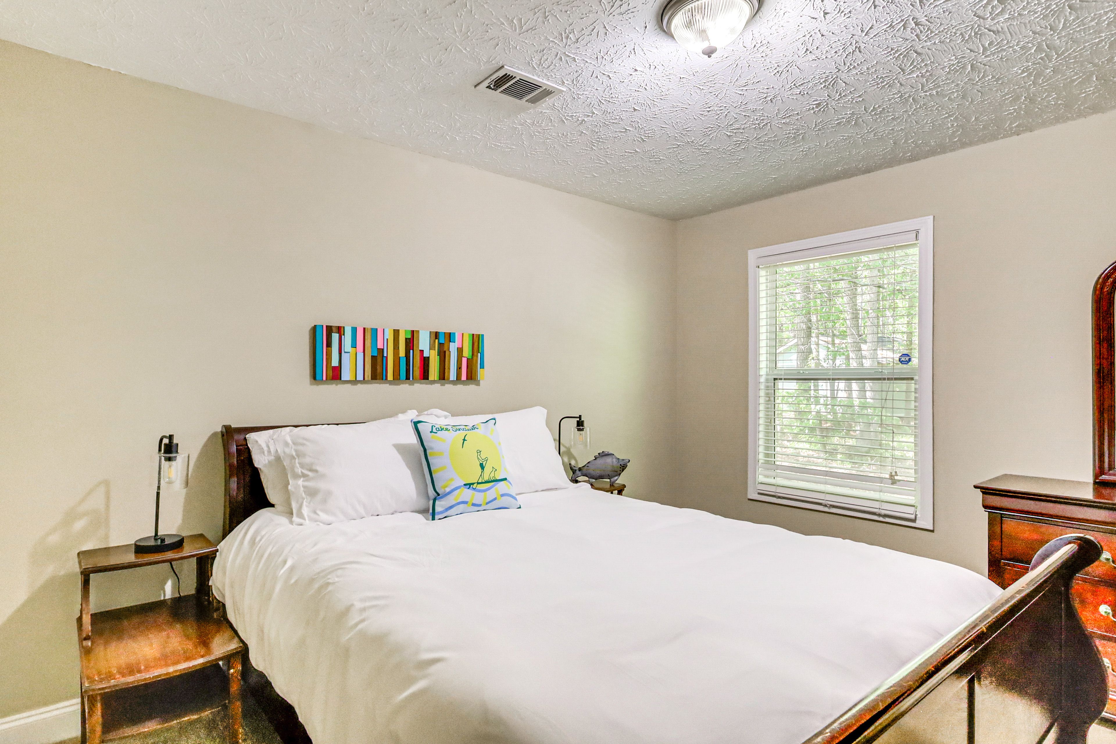 Bedroom 1 | Queen Bed | Linens Provided | 1st Floor