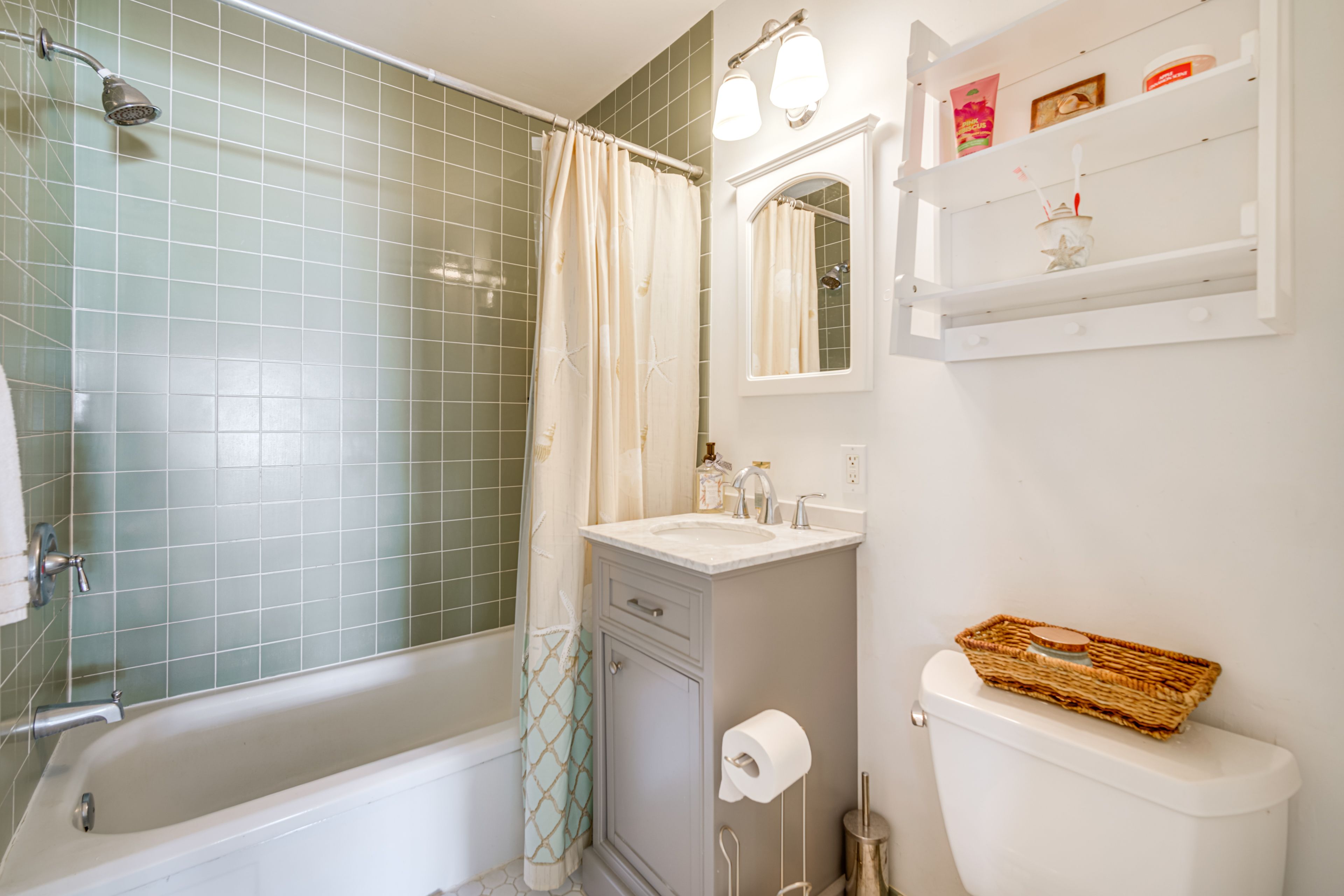 Full Bathroom | Towels Provided