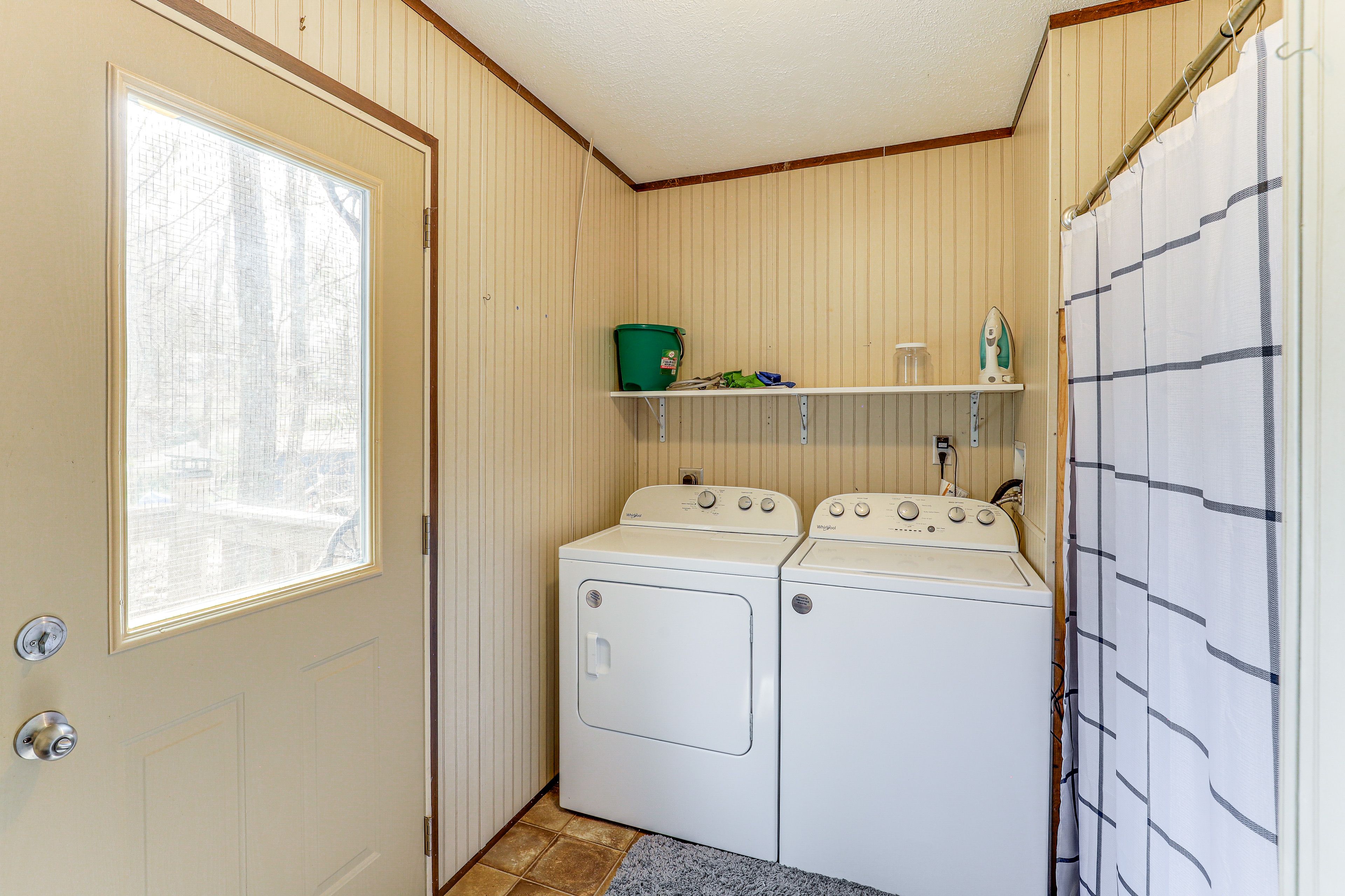 Laundry Room | Washer & Dryer