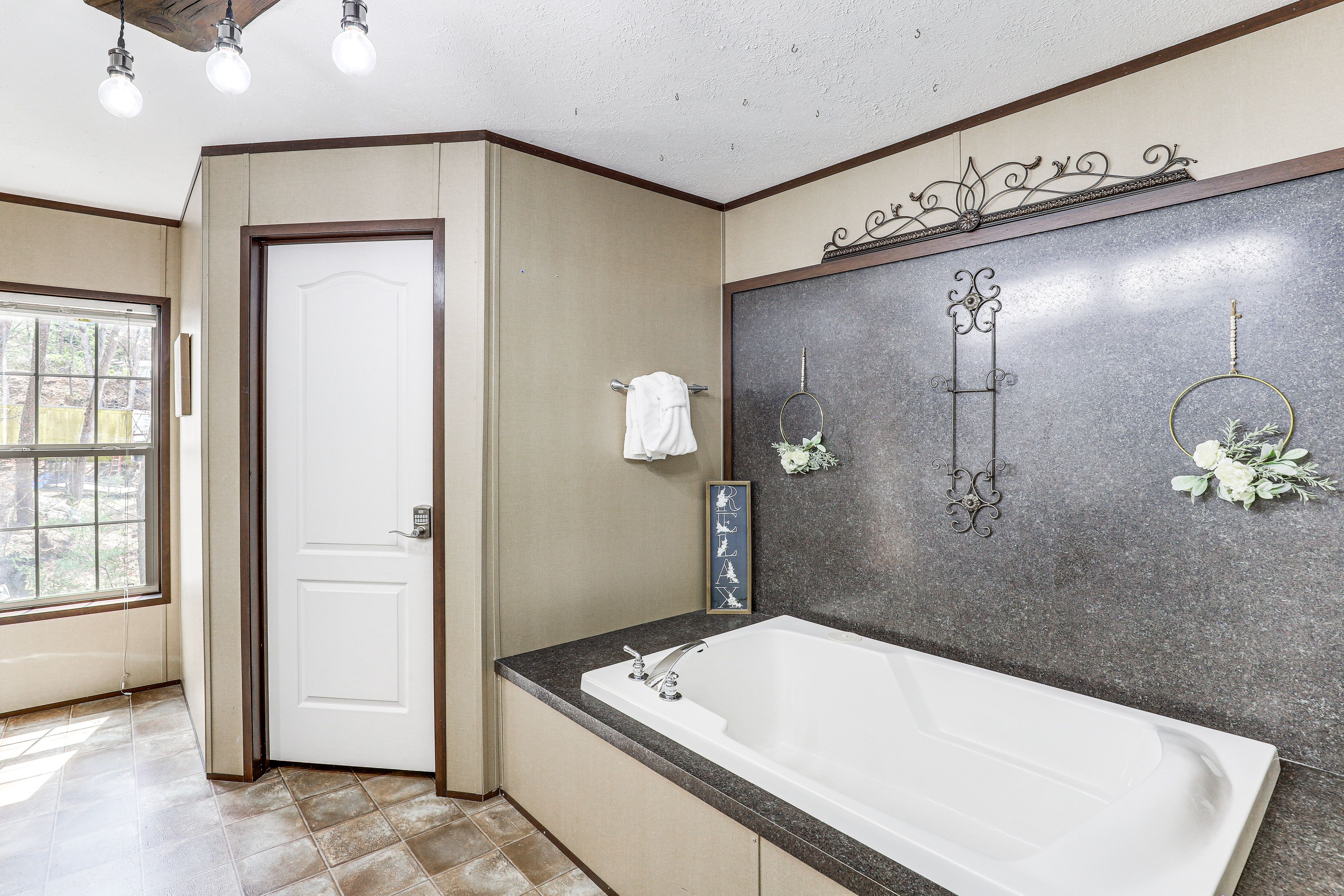 Full Bathroom | Towels Provided