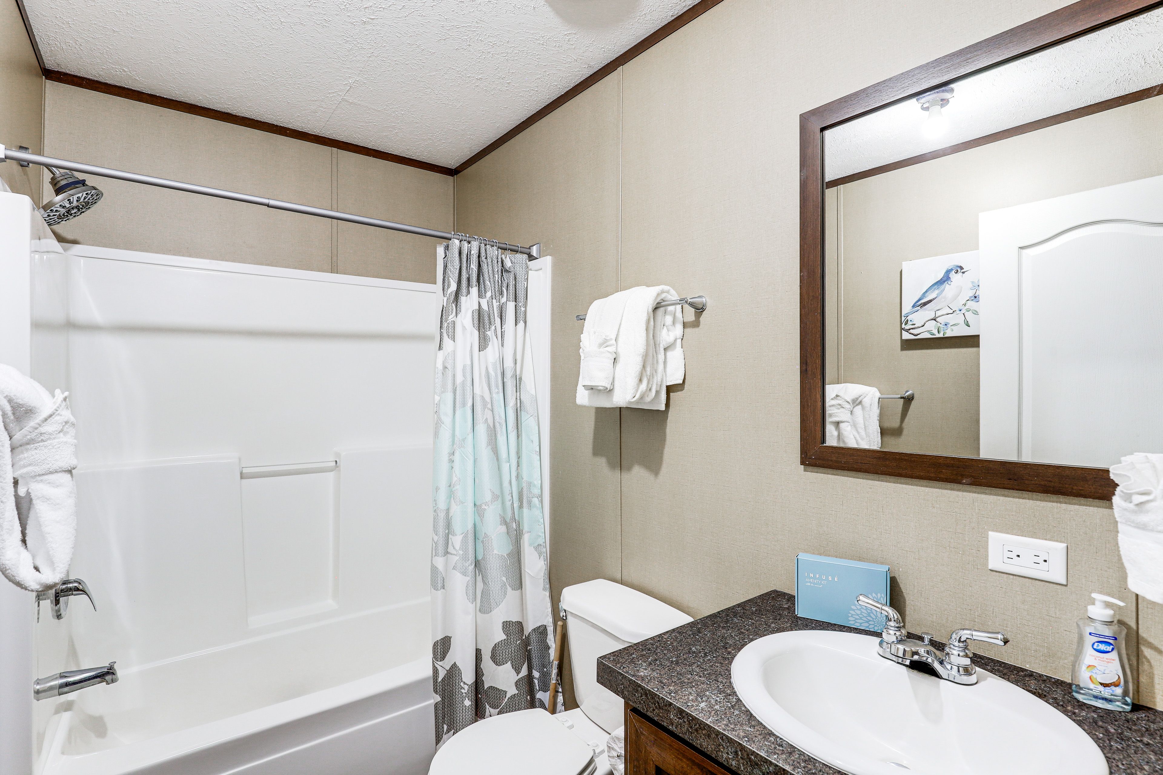 Full Bathroom | Towels Provided