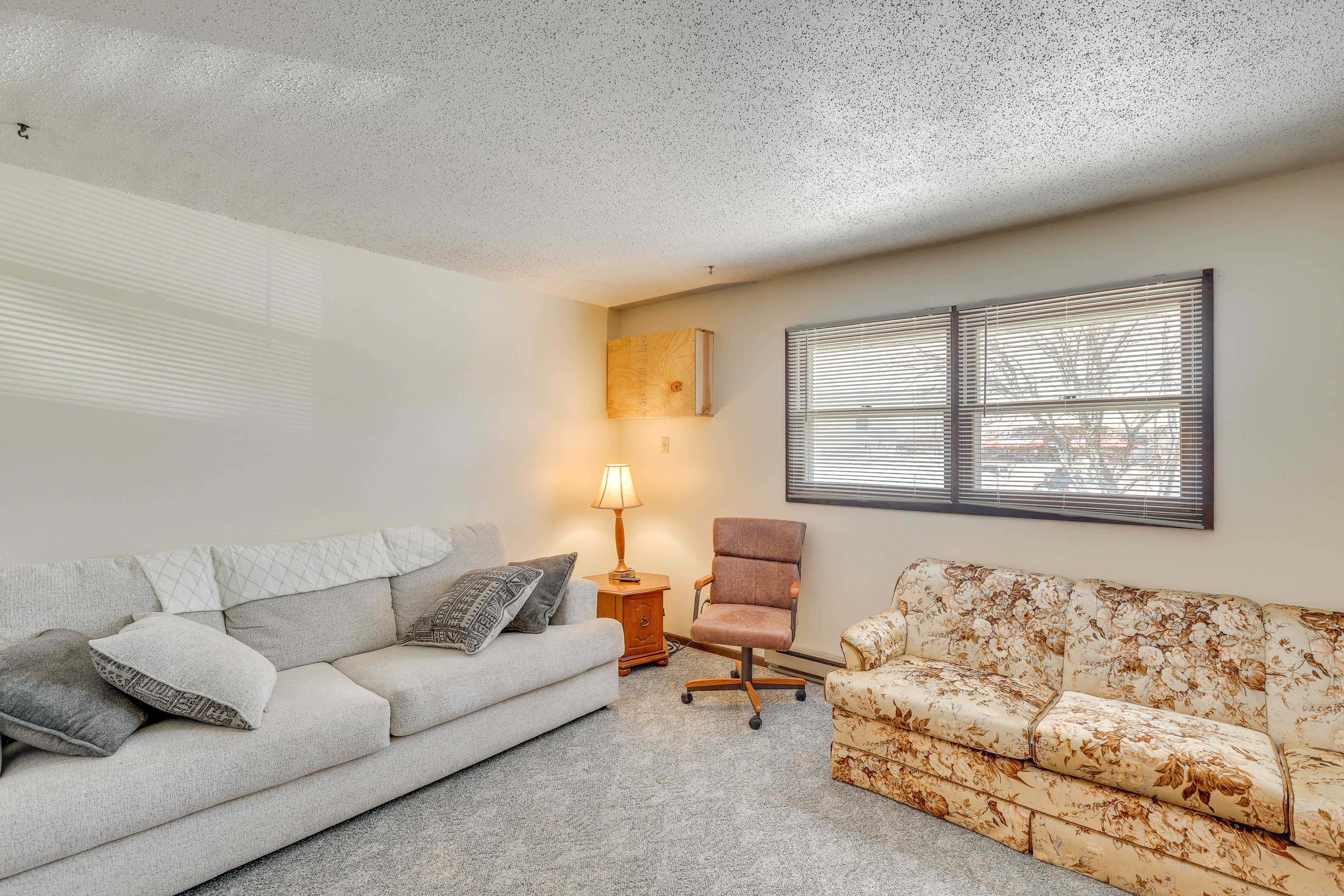Living Room | Smart TV | Free WiFi | Central A/C & Heating