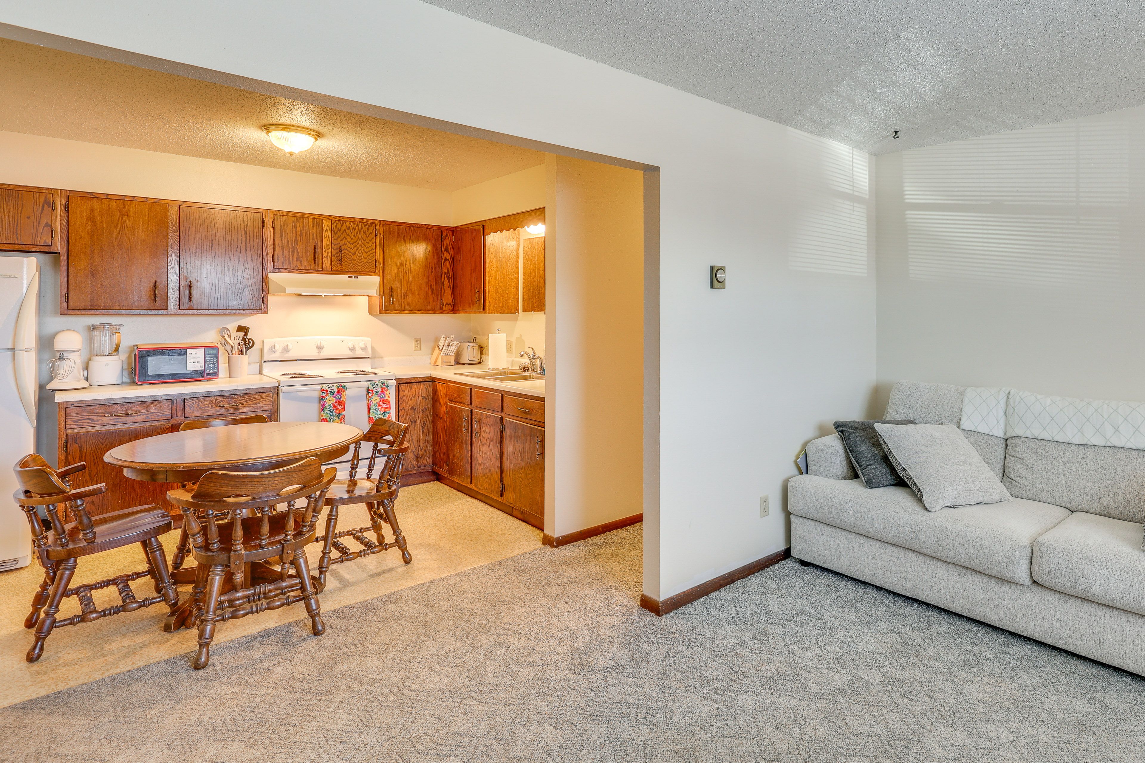 Dining Area & Kitchen