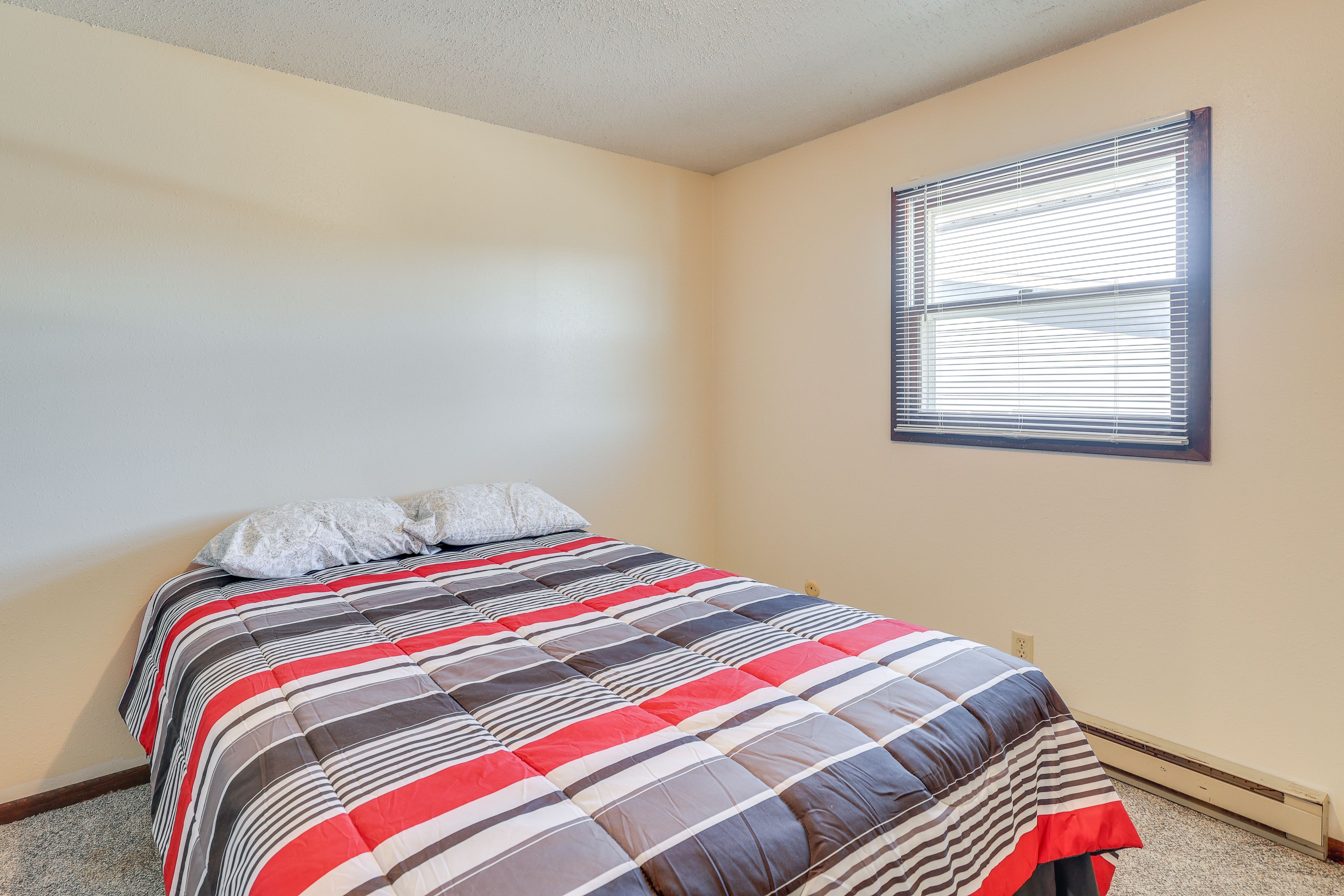 Bedroom 1 | Queen Bed