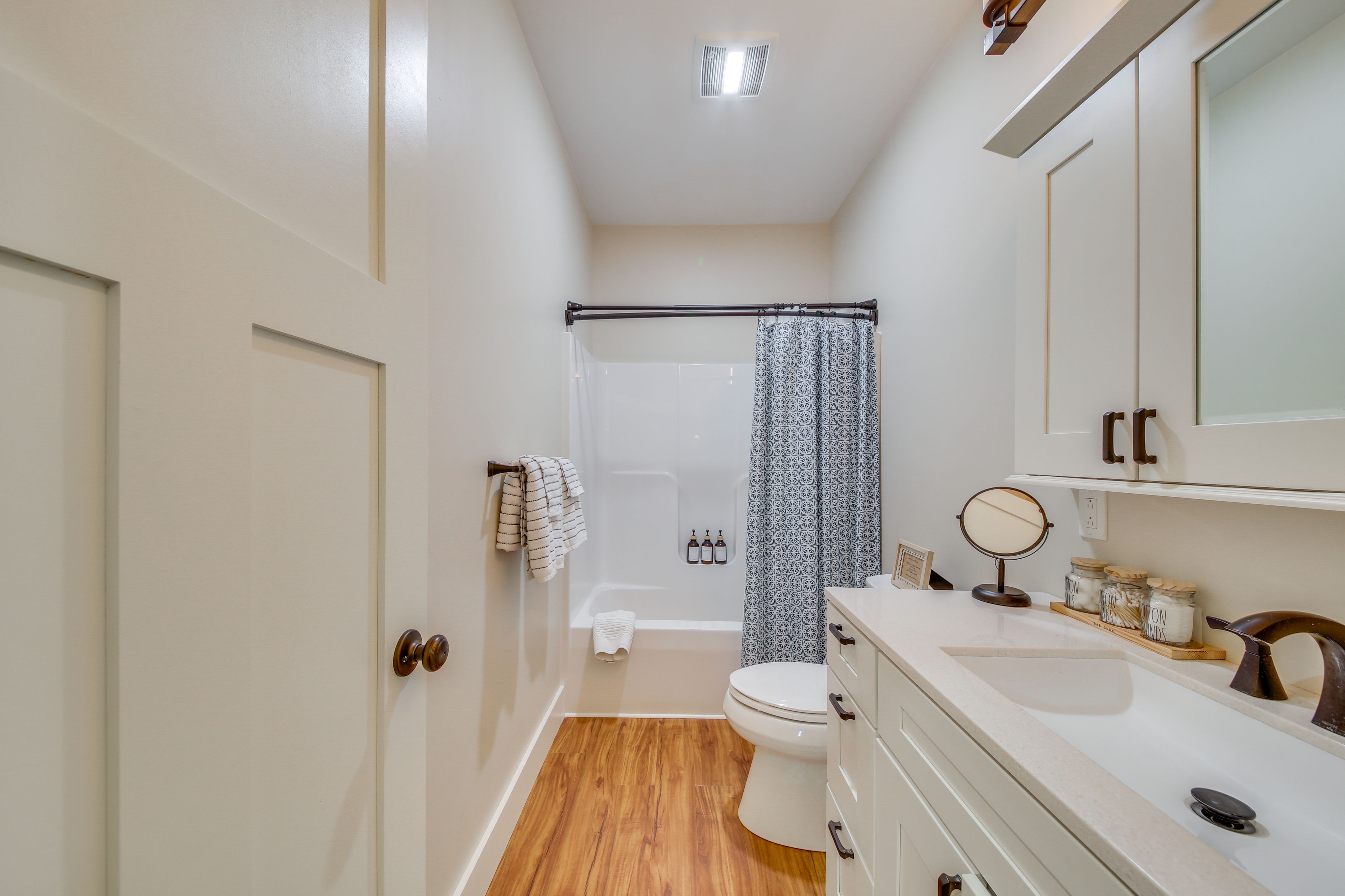 Full Bathroom | Complimentary Toiletries | Hair Dryer