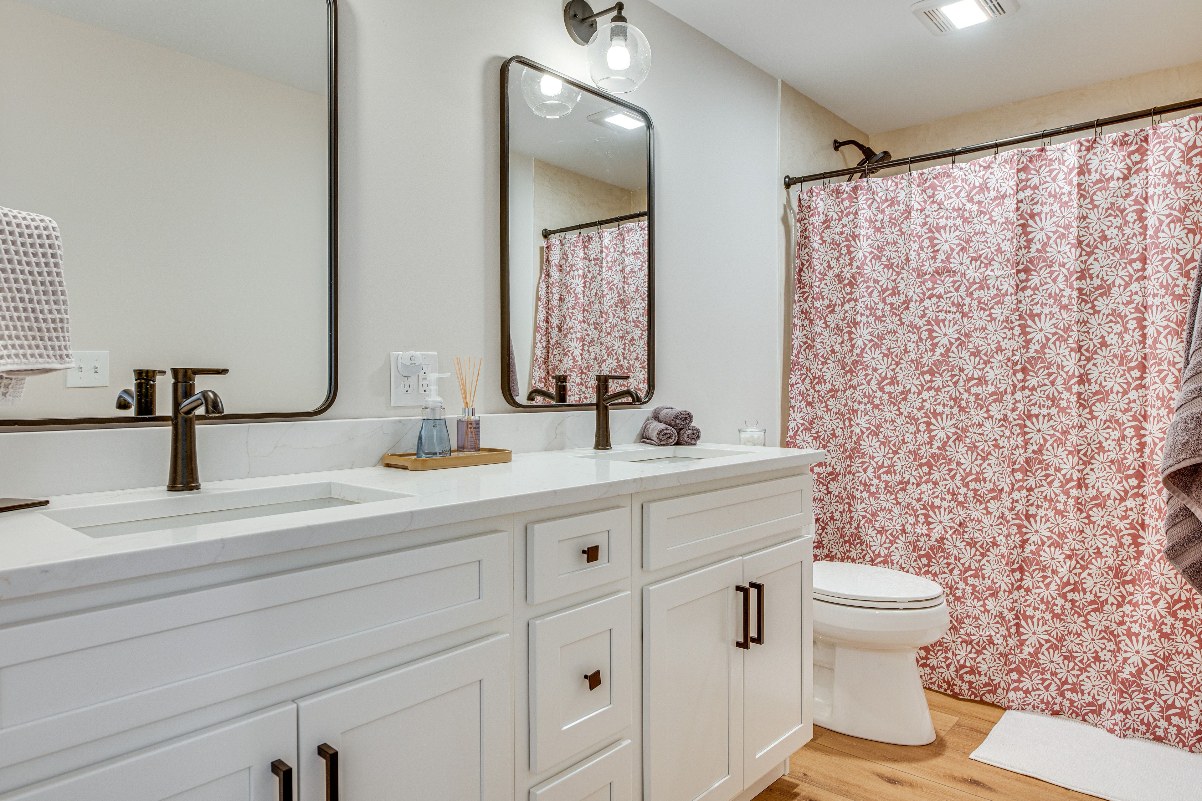 Full Bathroom | Main Floor | Towels Provided