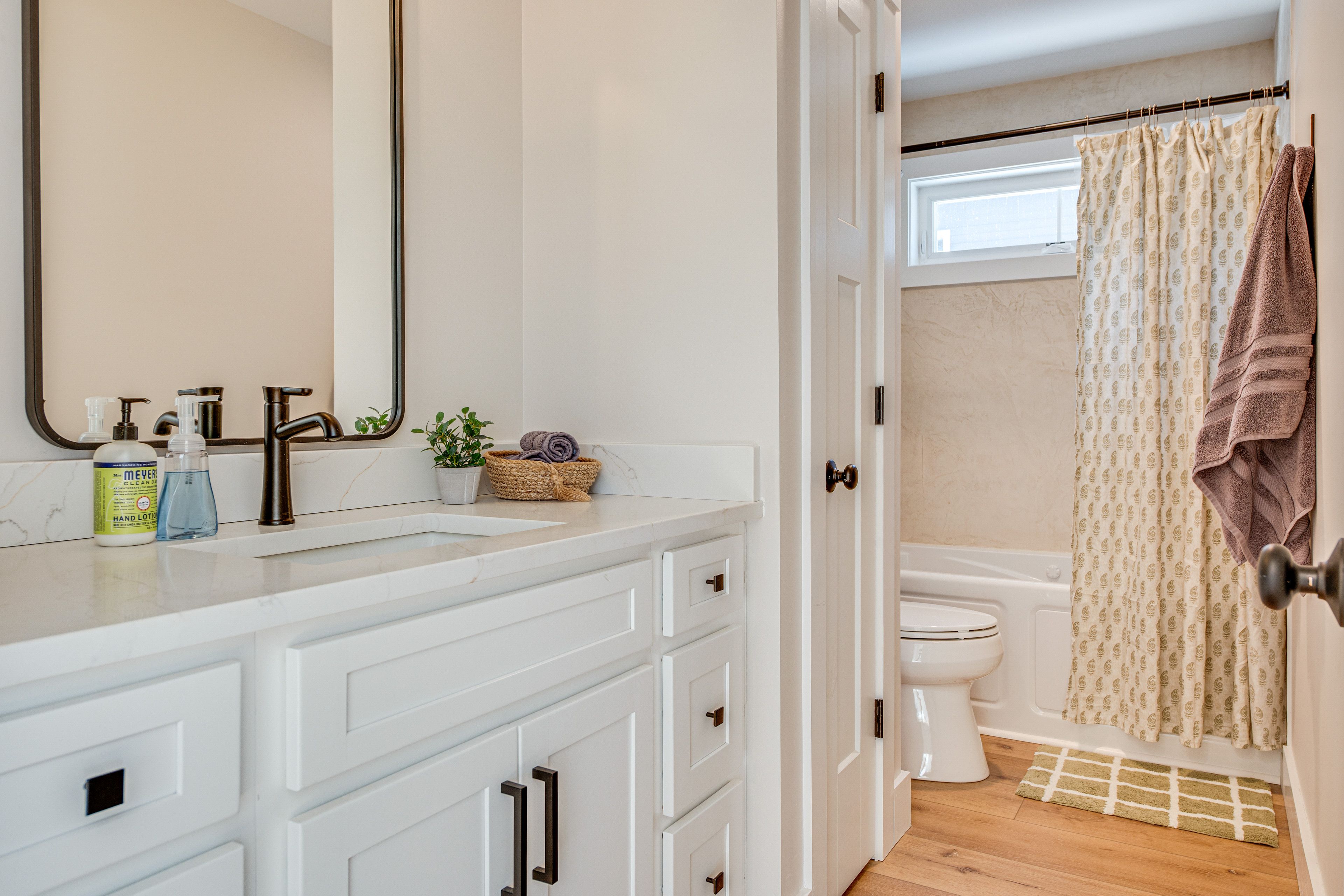 Full Bathroom | Lower Floor | Towels Provided