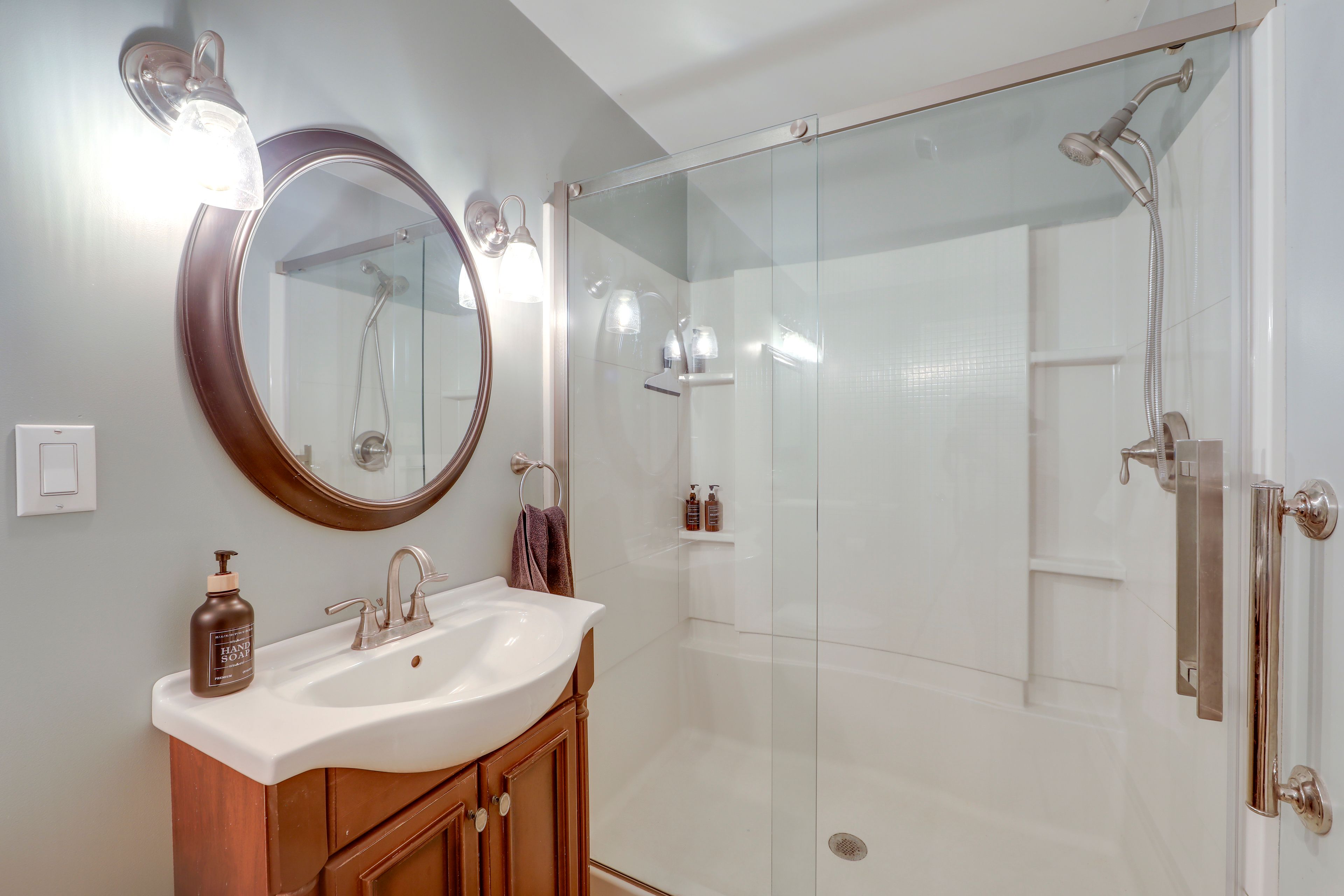 Full Bathroom | Towels Provided