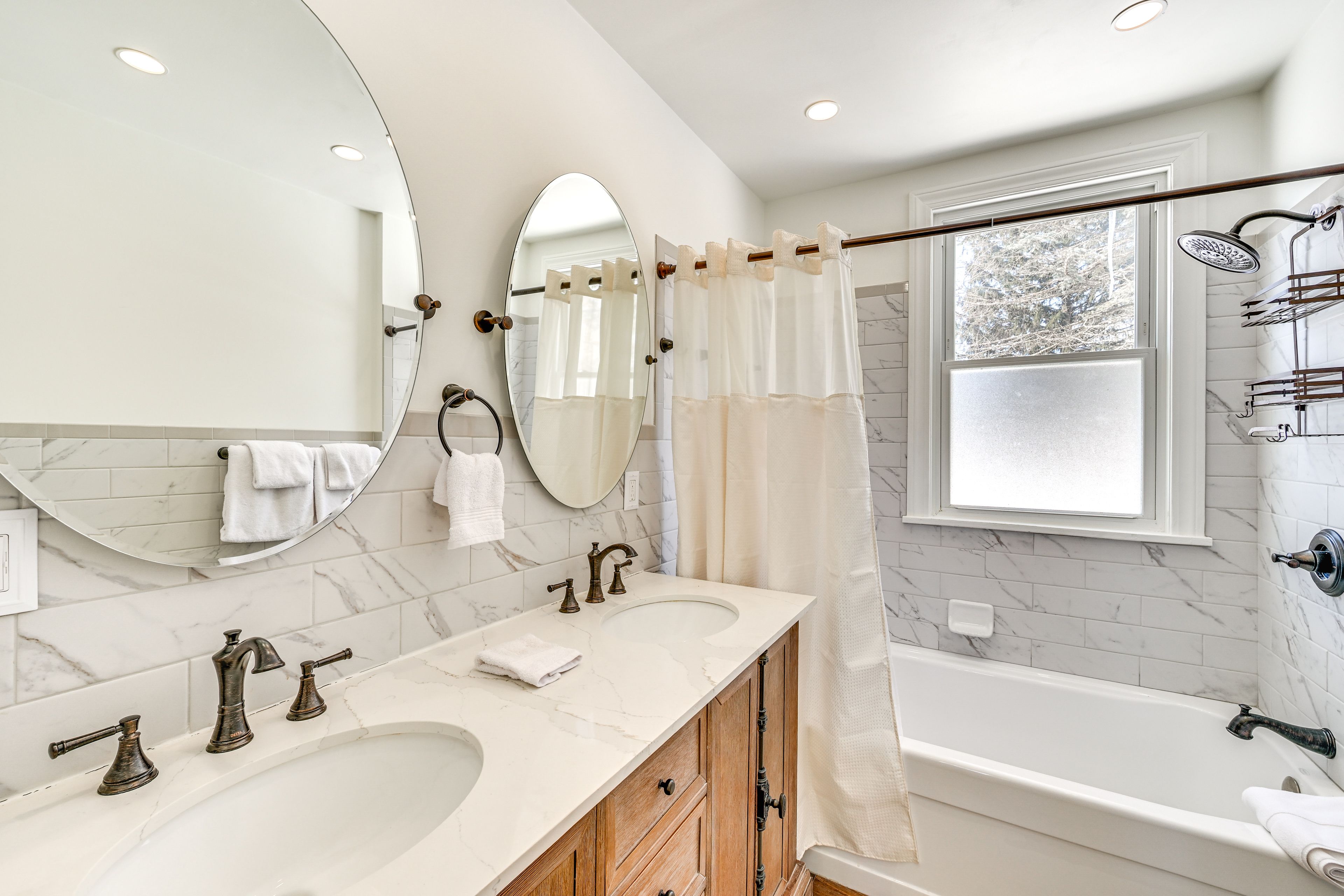 Full Bathroom | 2nd Floor | Towels Provided