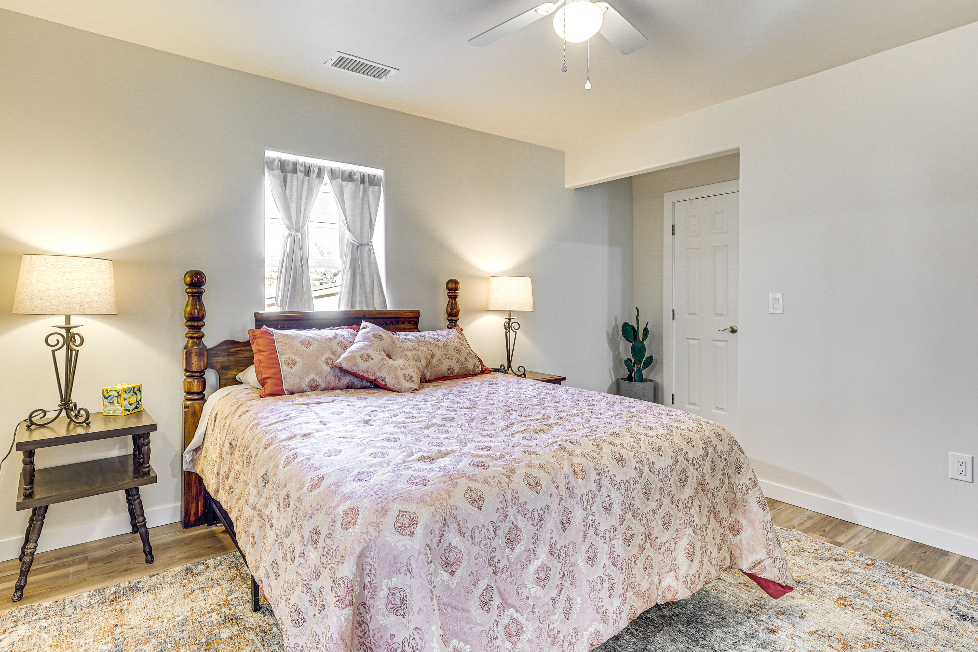 Bedroom 1 | Queen Bed