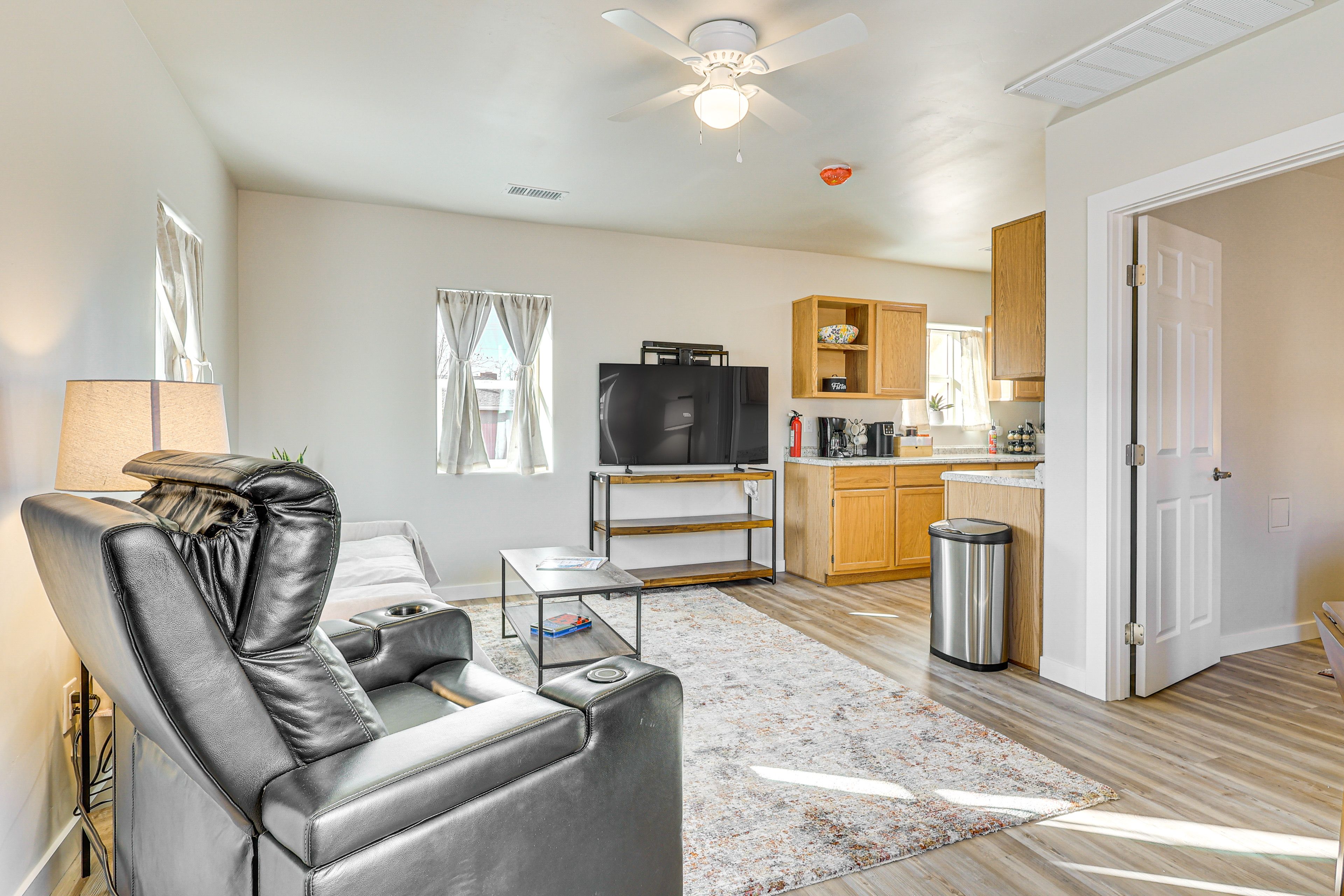 Living Room | Smart TV | Free WiFi | Central Air Conditioning/Heat